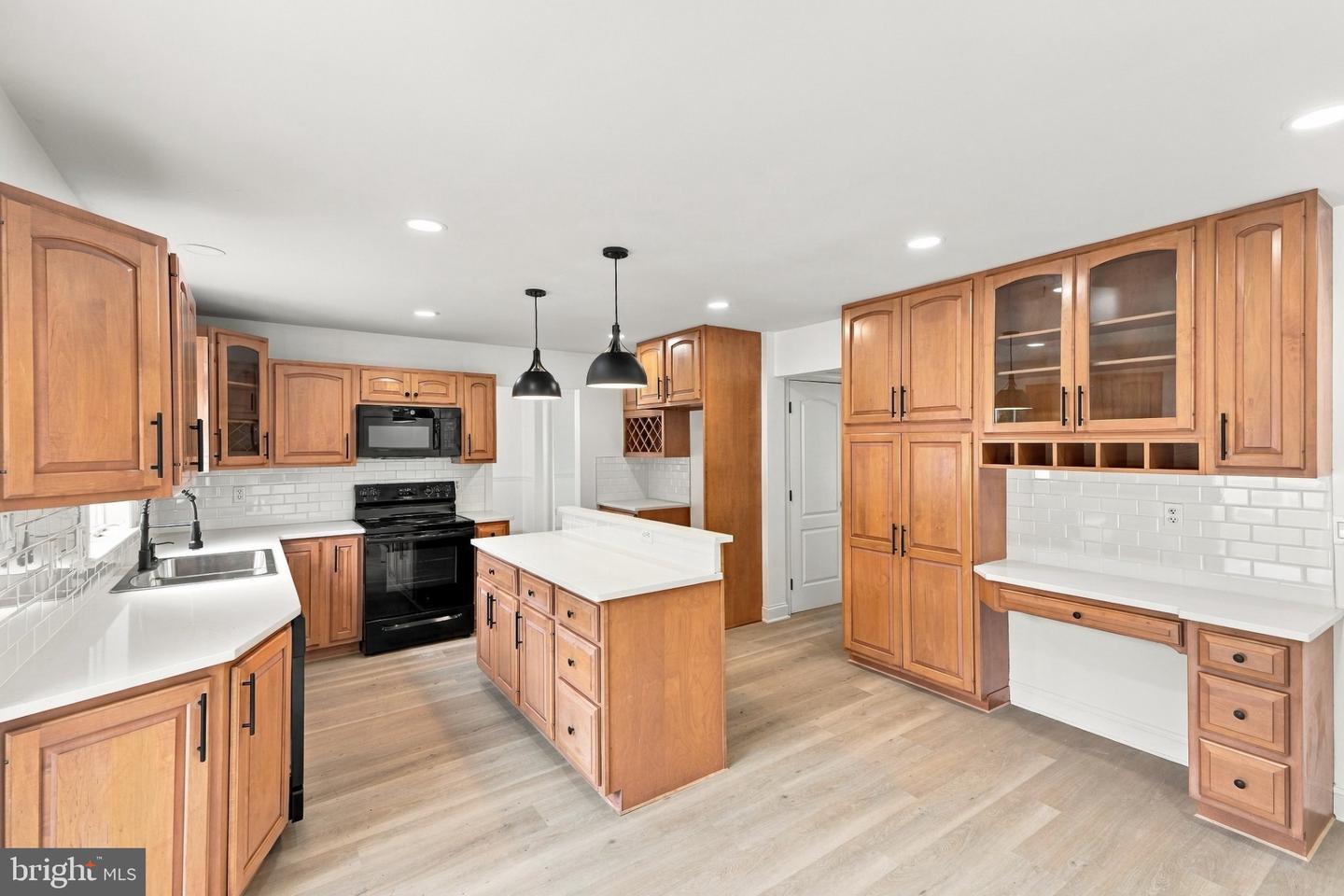 4 Schoolhouse Ln Property Photo 27