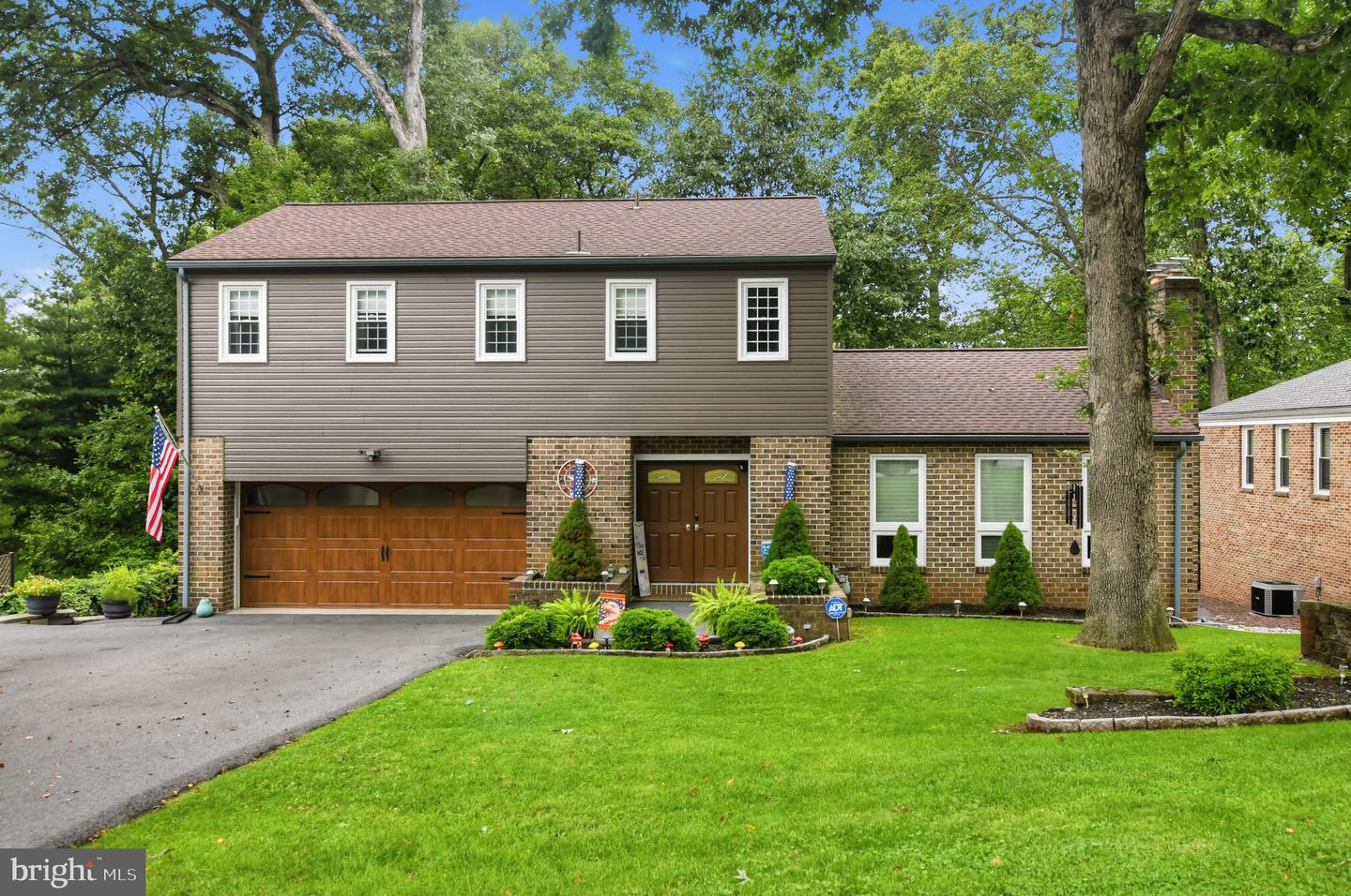 10 NASSAU CIR Property Photo 1