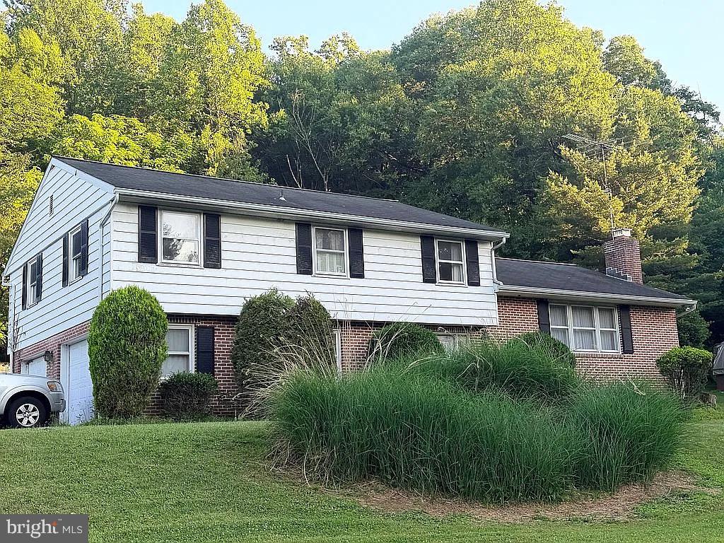 1040 BAKER RD Property Photo 1