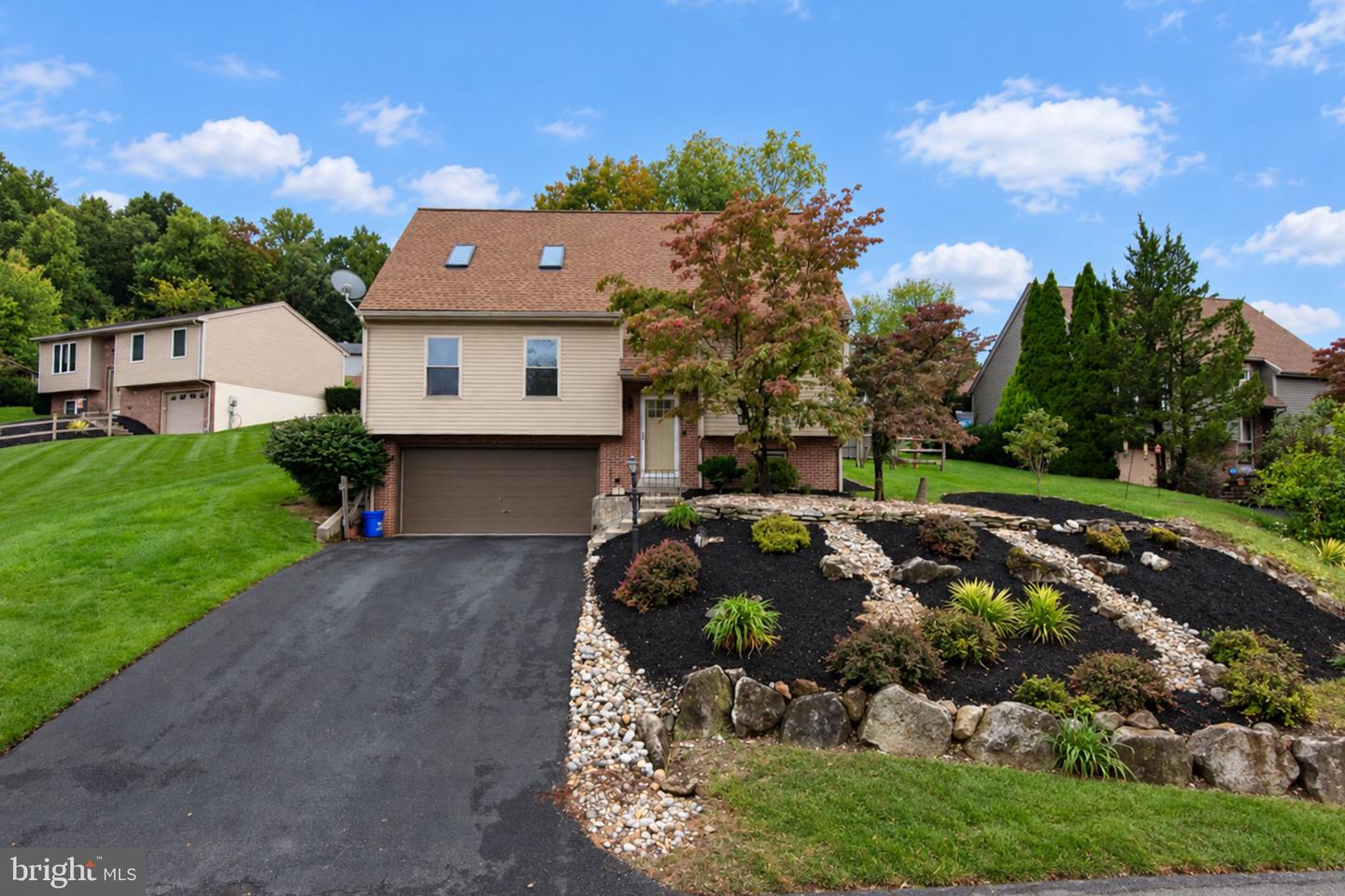 222 WEXHAM DR Property Photo 1
