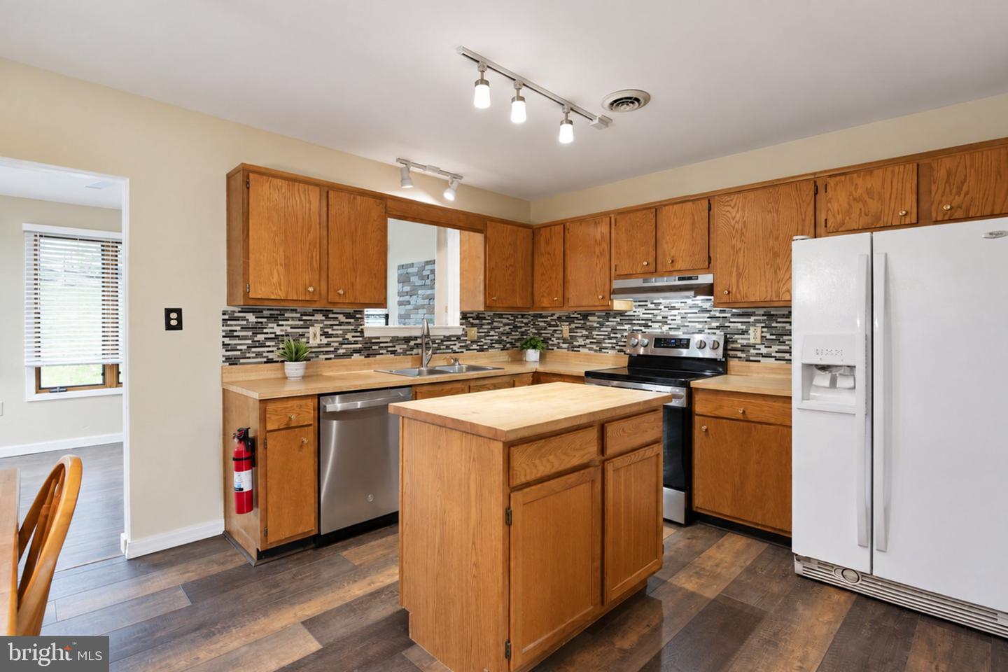 222 Wexham Dr Property Photo 9