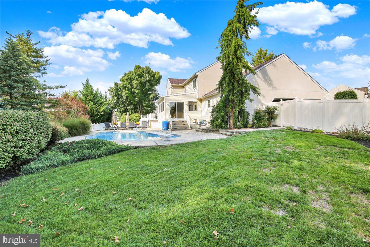 300 Elizabeth Dr Property Photo 3