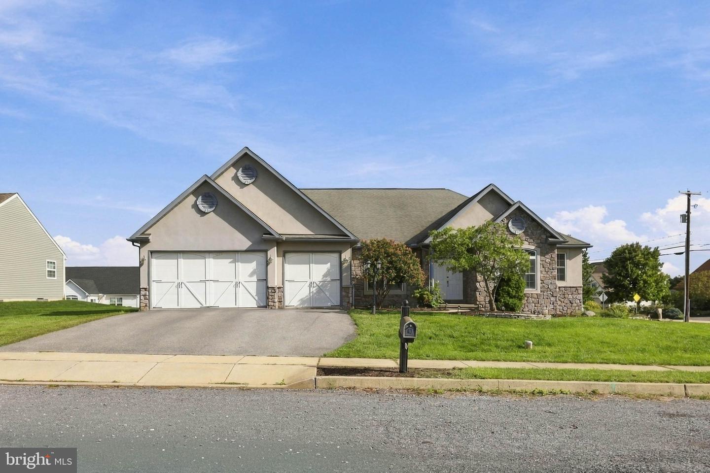 1001 RIVER CREST DR Property Photo 1