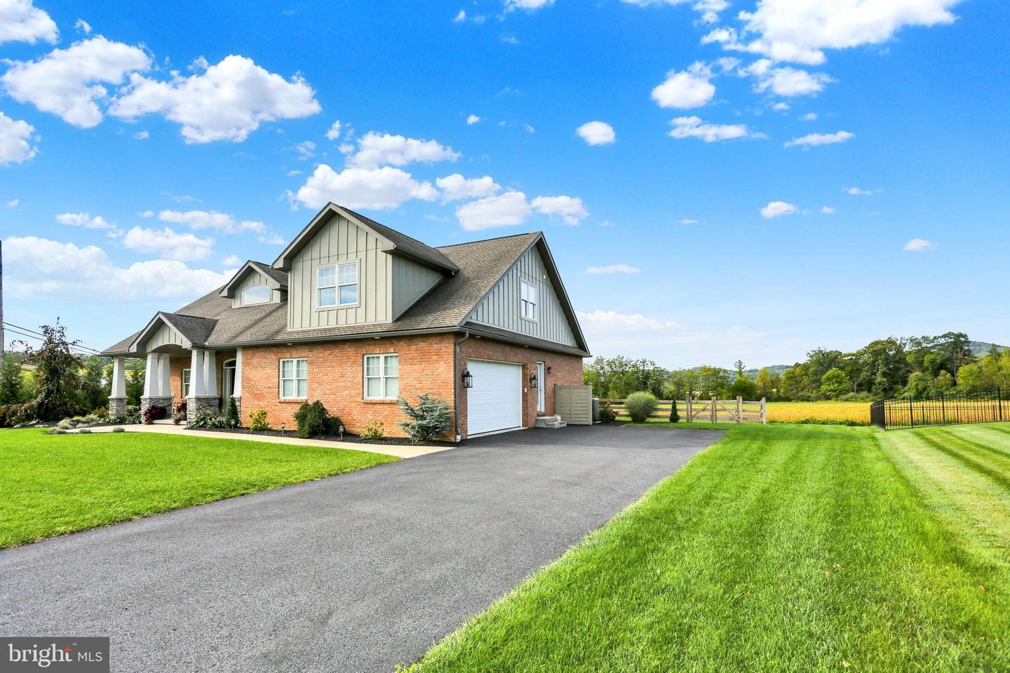 8 Career Ct Property Photo 3