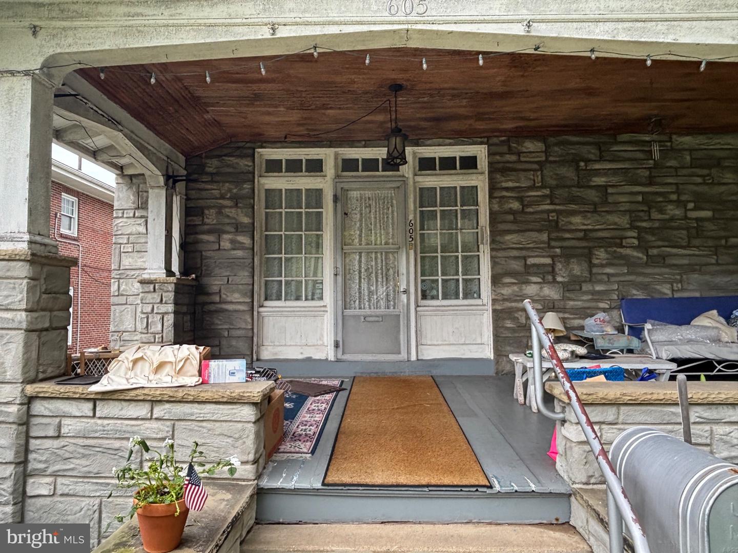 605 Carsonia Ave Property Photo 3