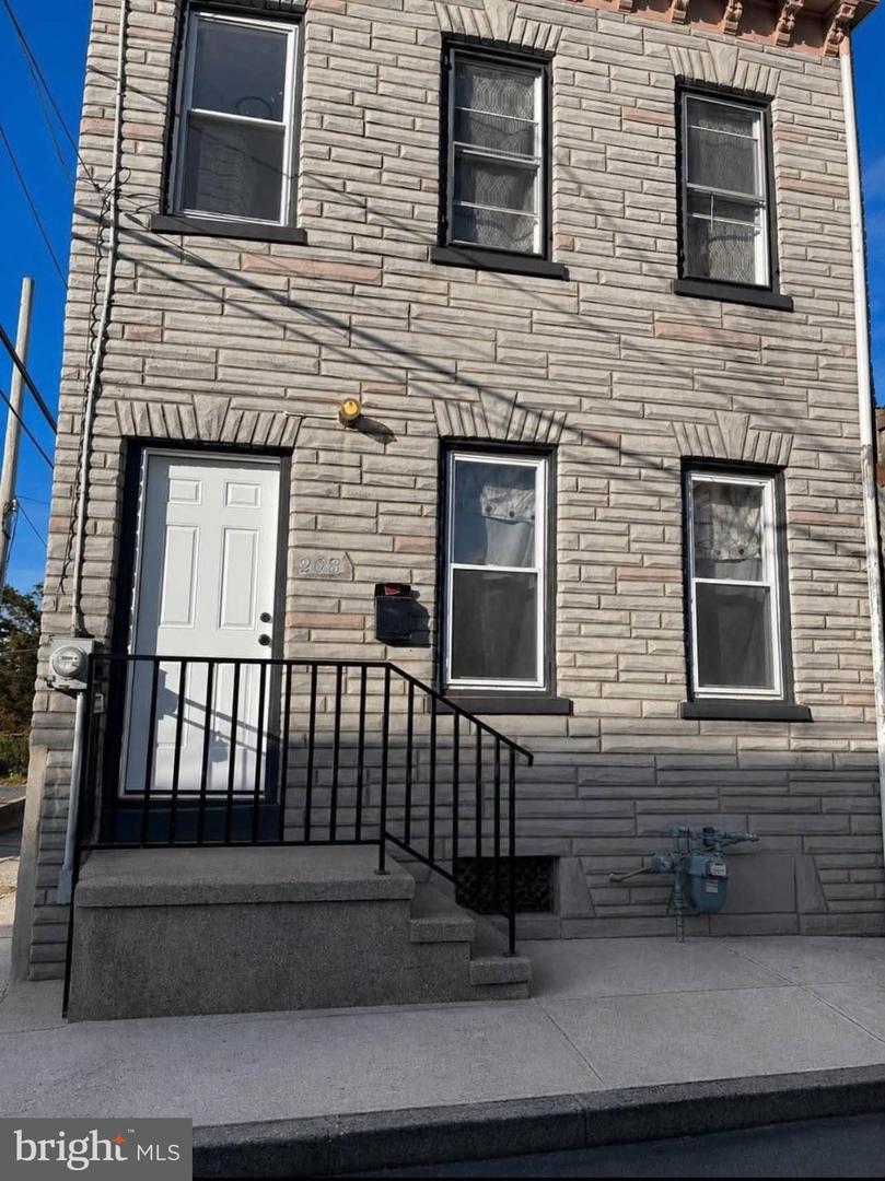208 MAPLE ST Property Photo 1