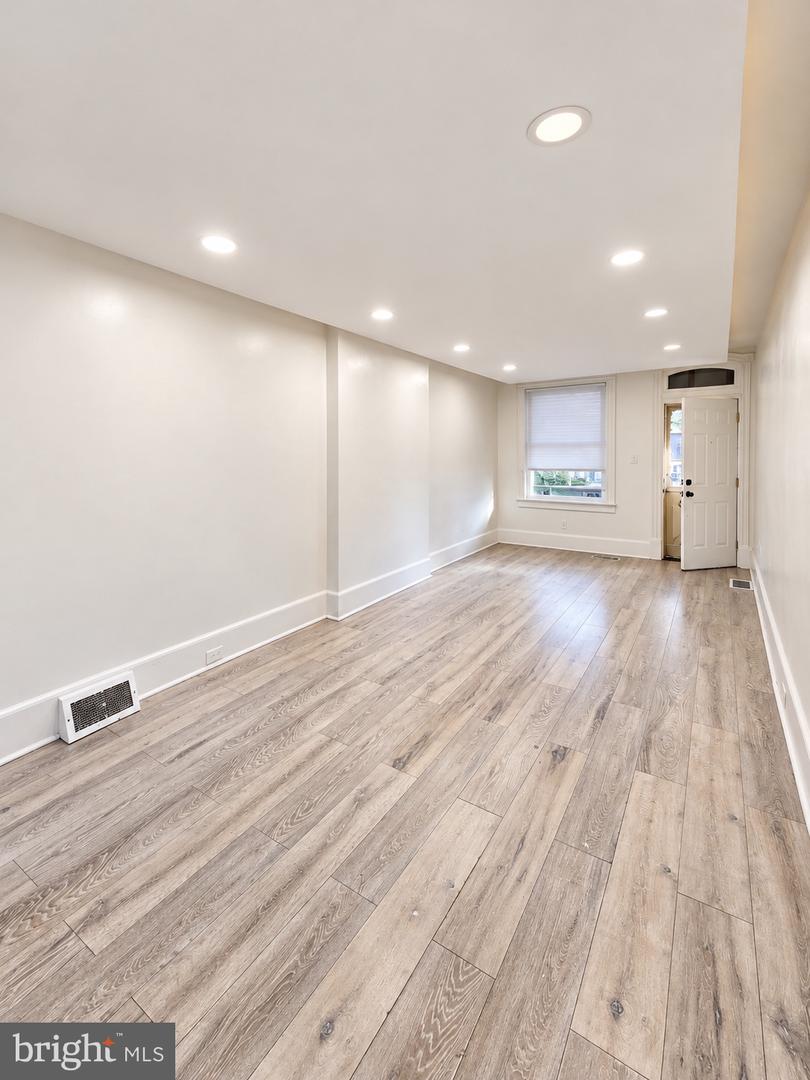 1057 Pike St Property Photo 2