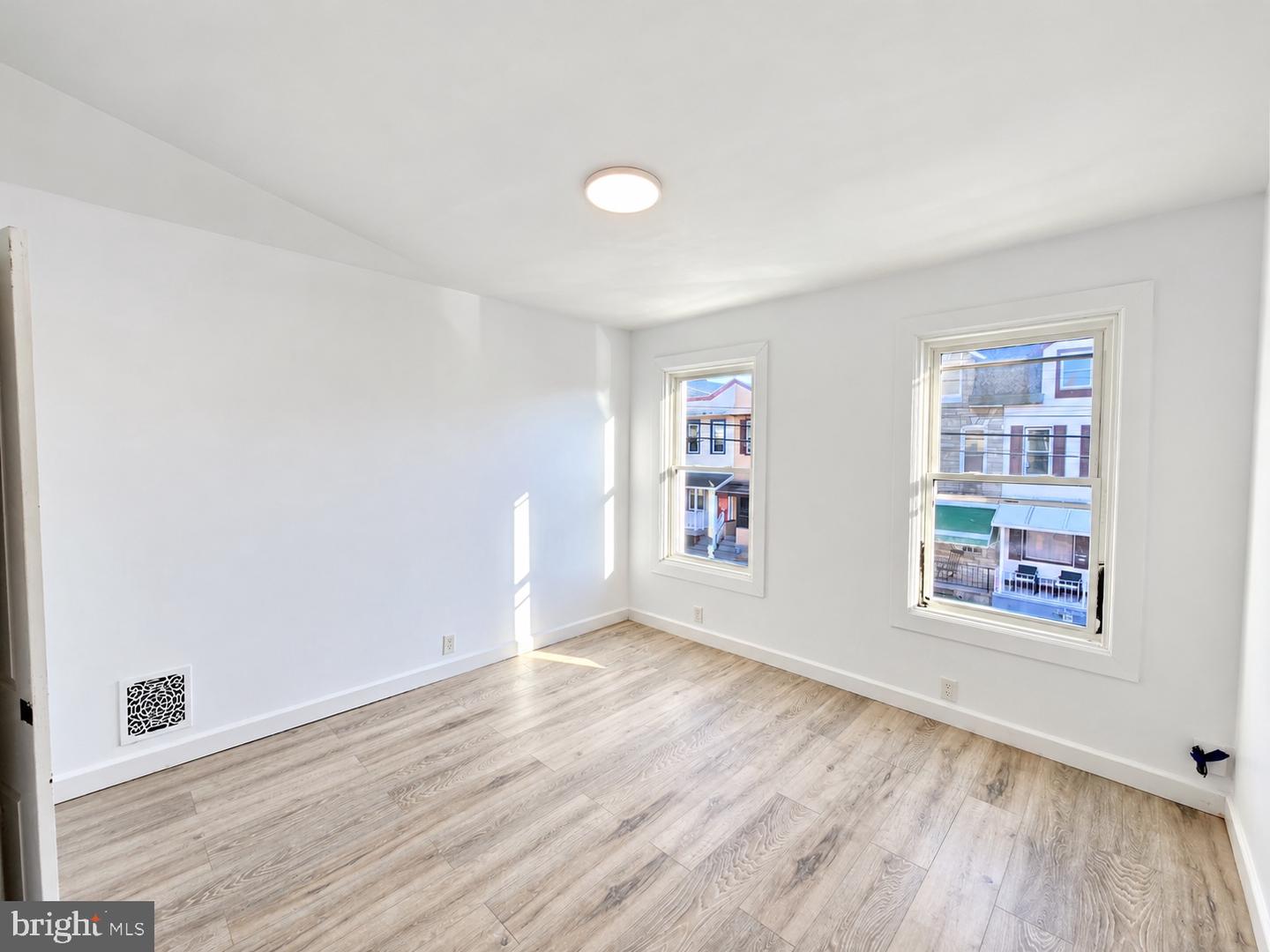 1057 Pike St Property Photo 5