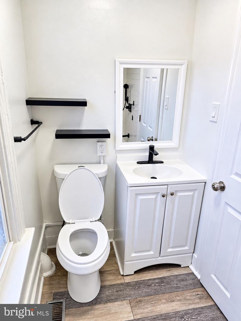 1057 Pike St Property Photo 8