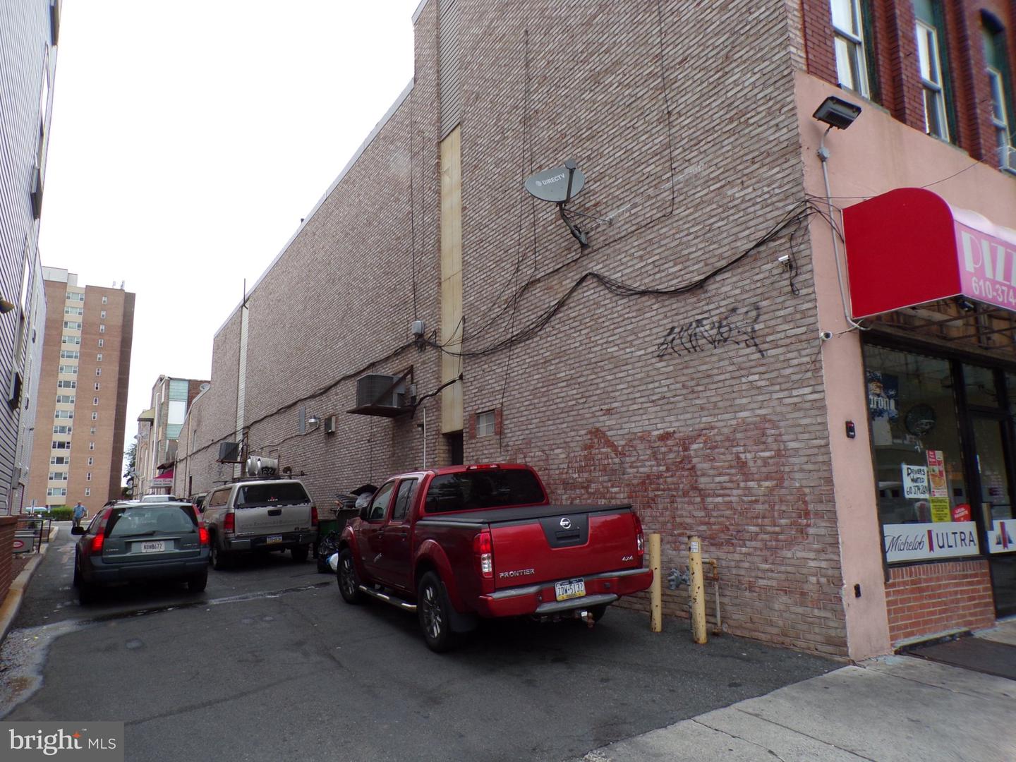 851 Penn St Property Photo 2