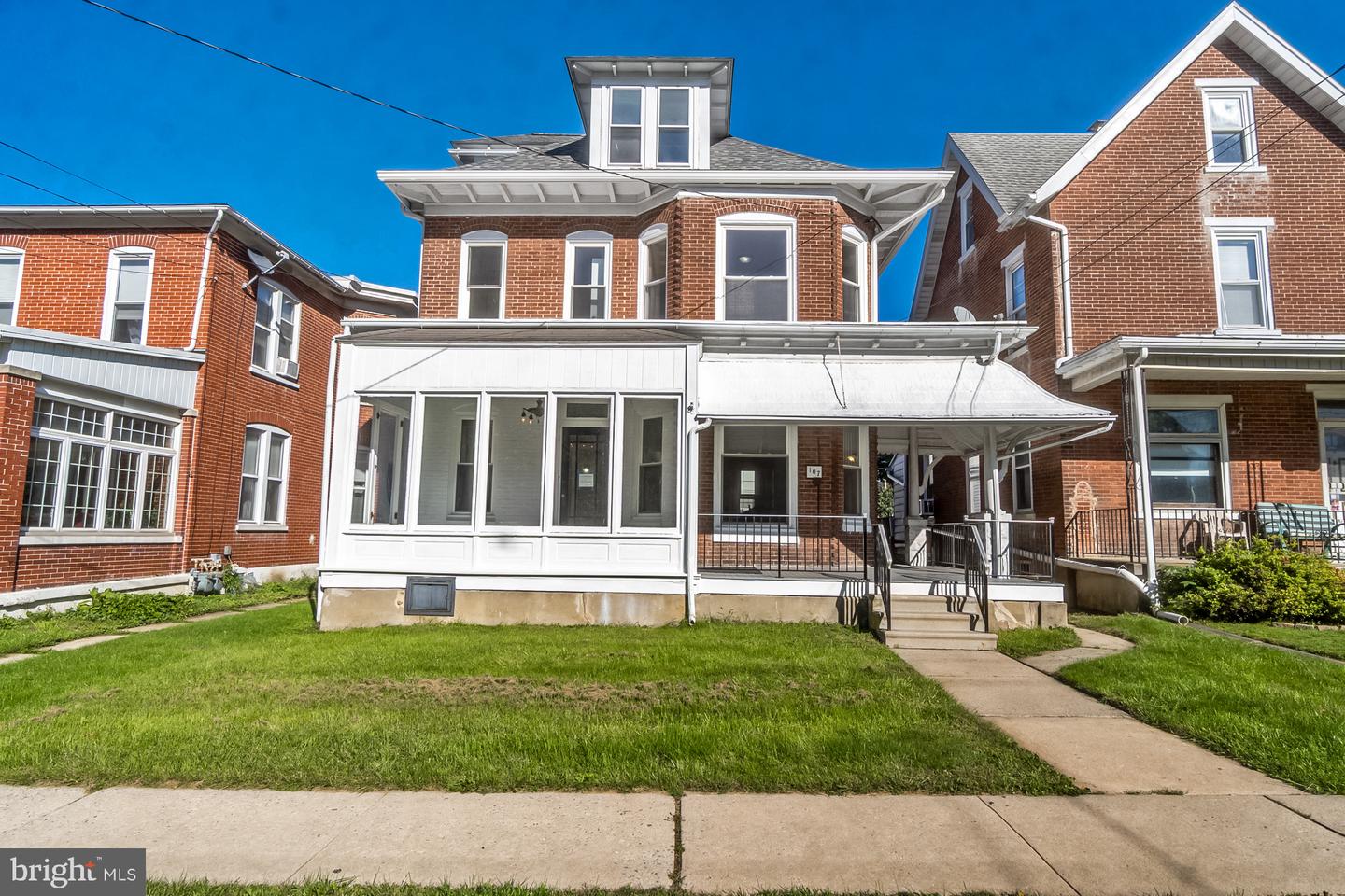 107 S Home Ave Property Photo 1