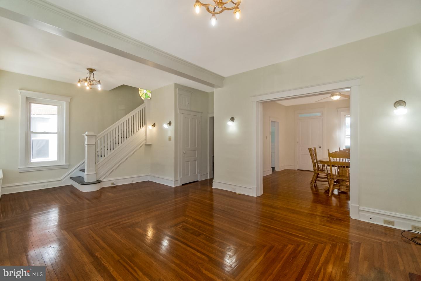 107 S Home Ave Property Photo 9
