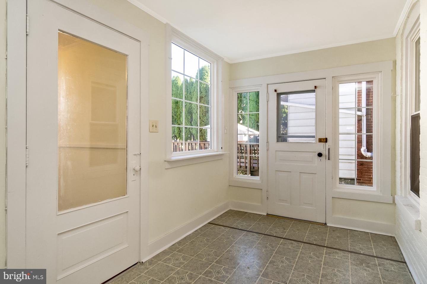 107 S Home Ave Property Photo 17