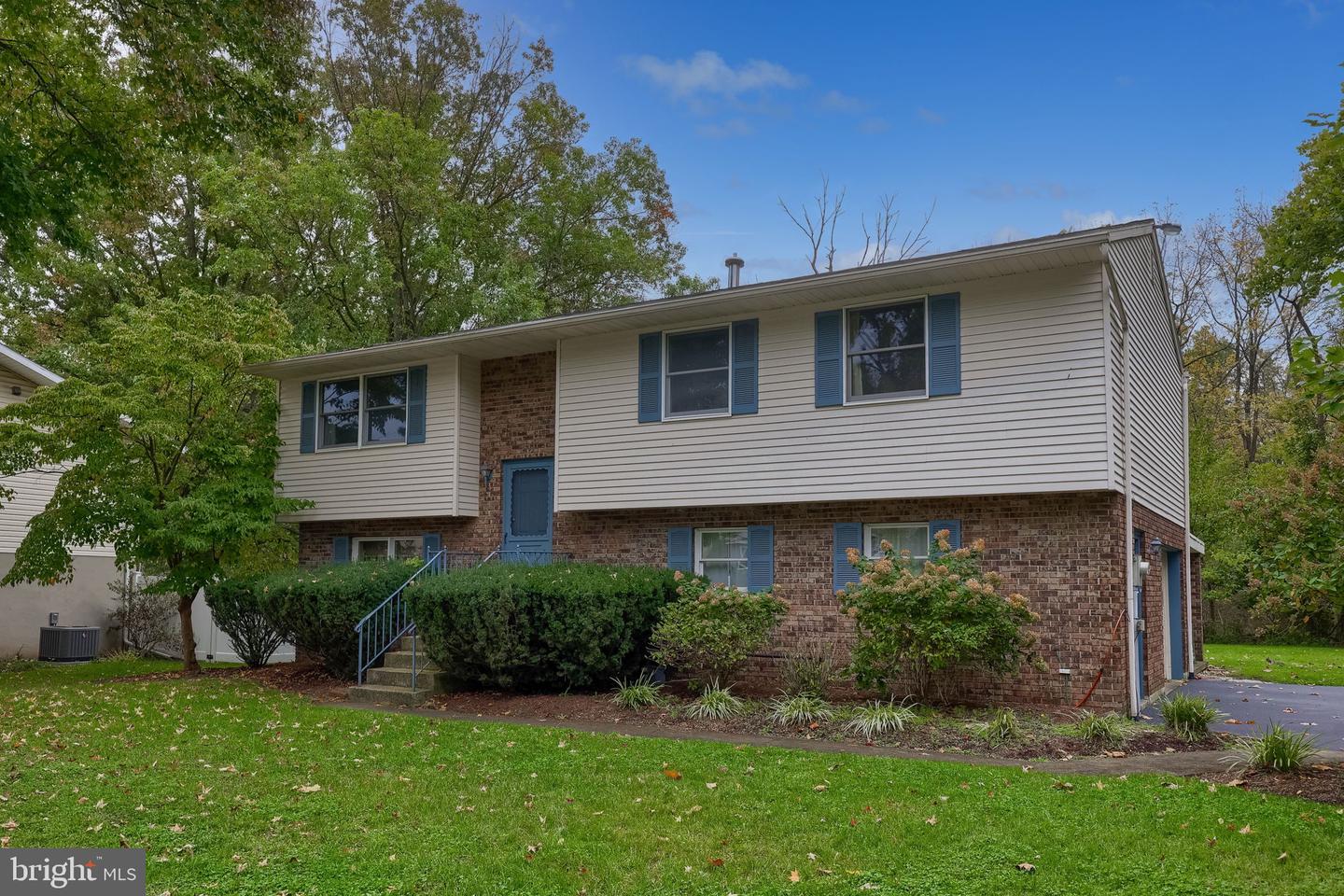 1376 Woodcrest Dr Property Photo 1