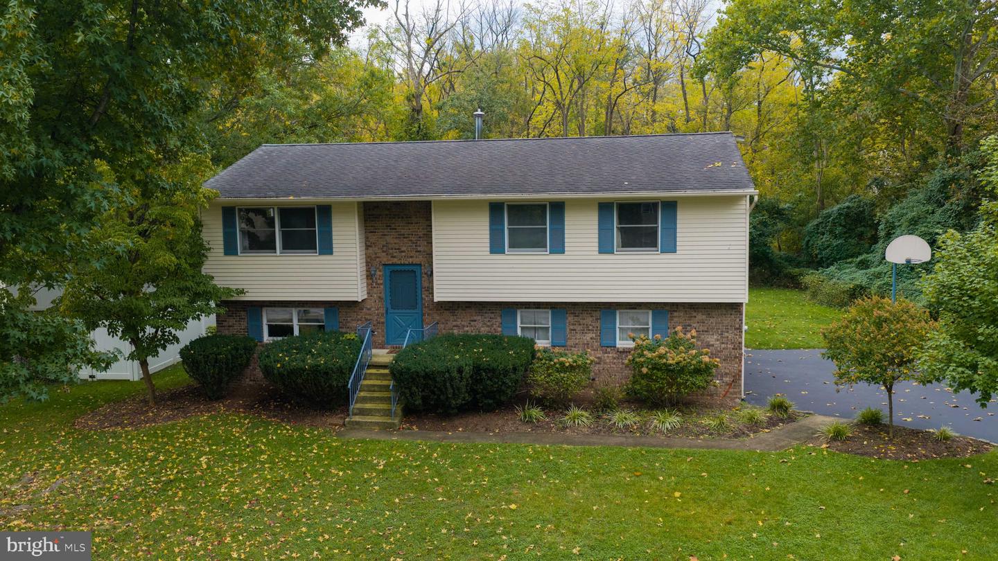 1376 Woodcrest Dr Property Photo 2
