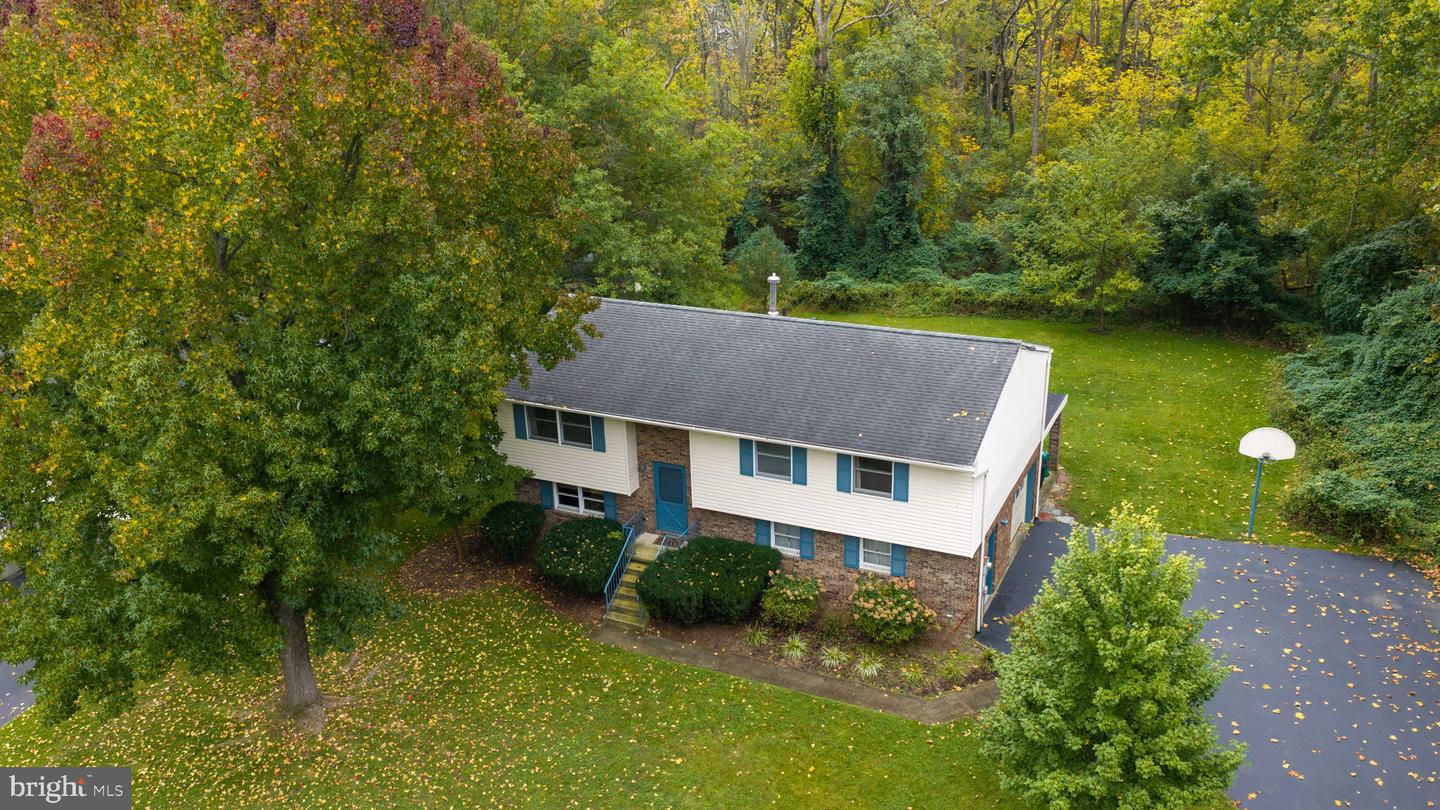 1376 Woodcrest Dr Property Photo 3