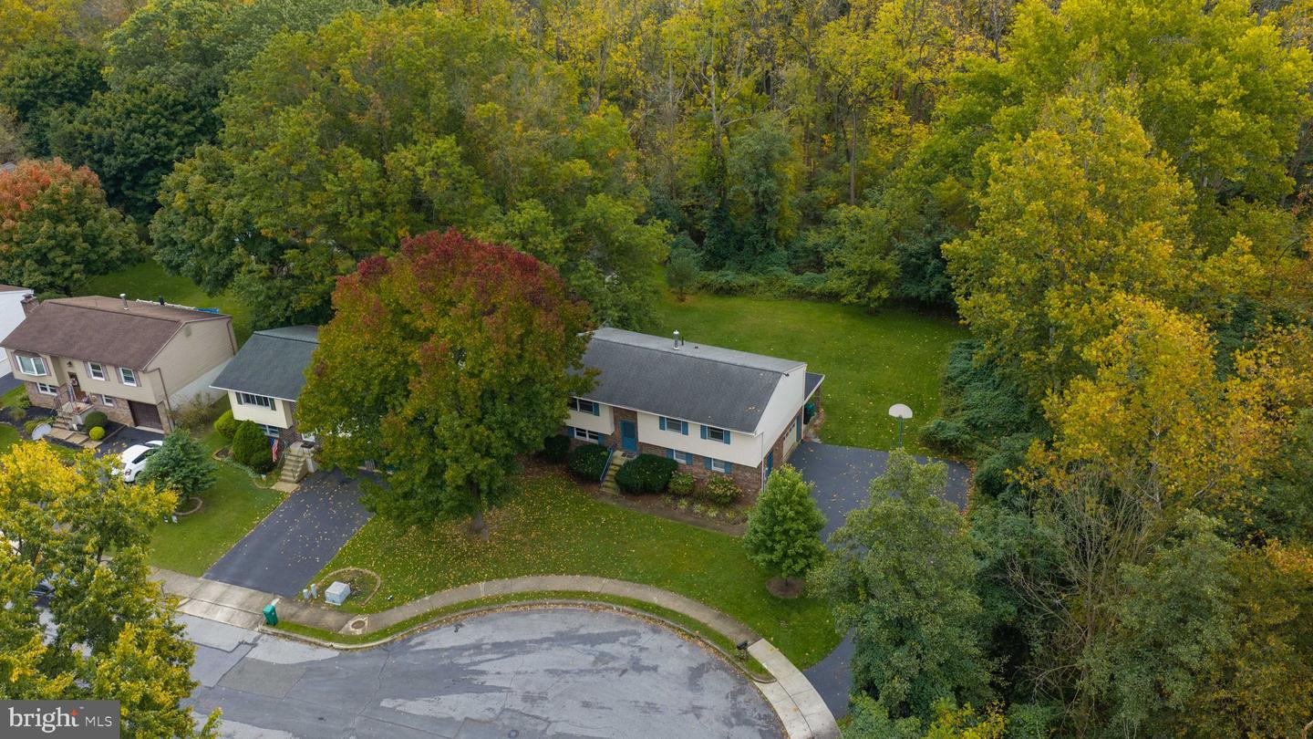 1376 Woodcrest Dr Property Photo 4