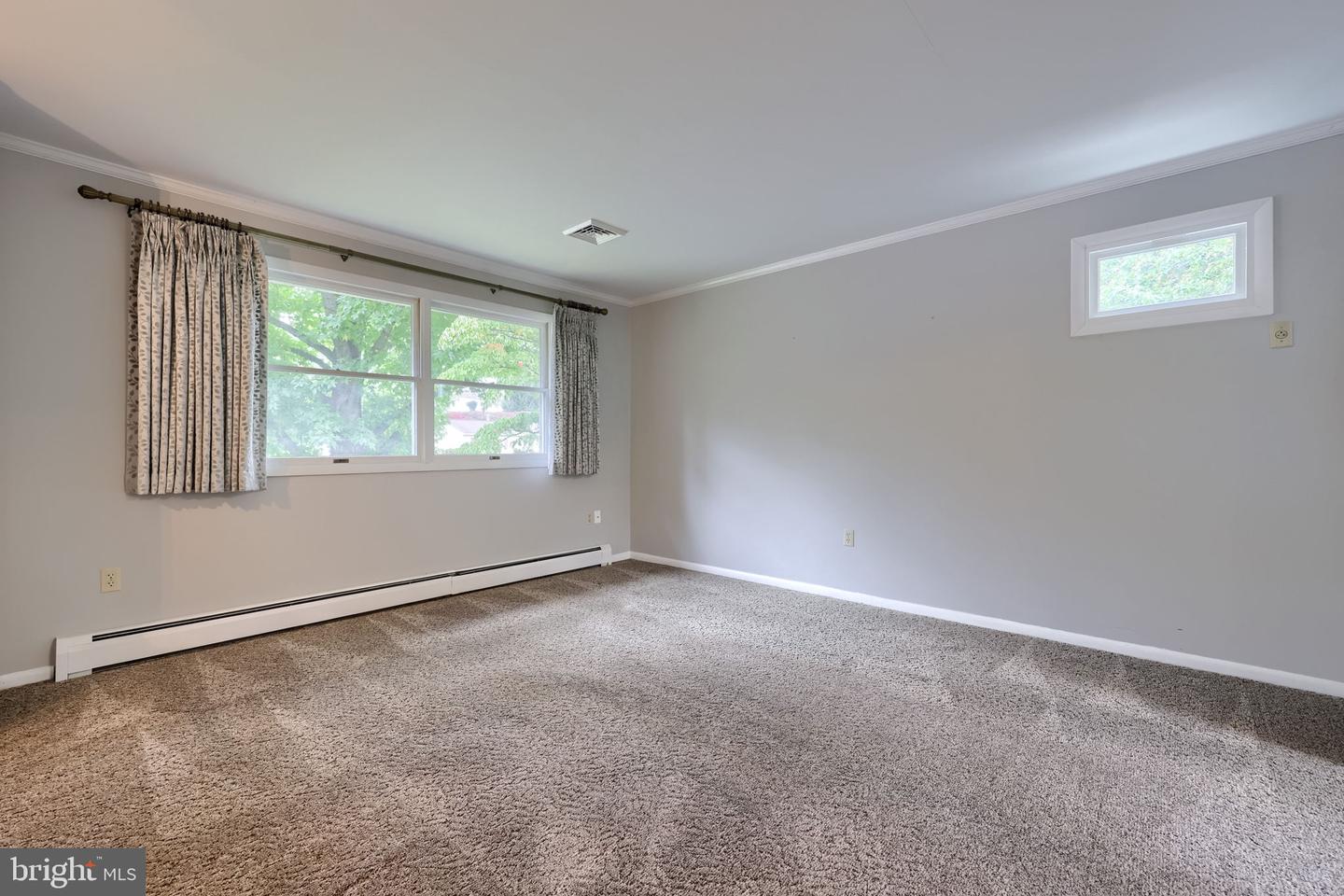 1376 Woodcrest Dr Property Photo 8