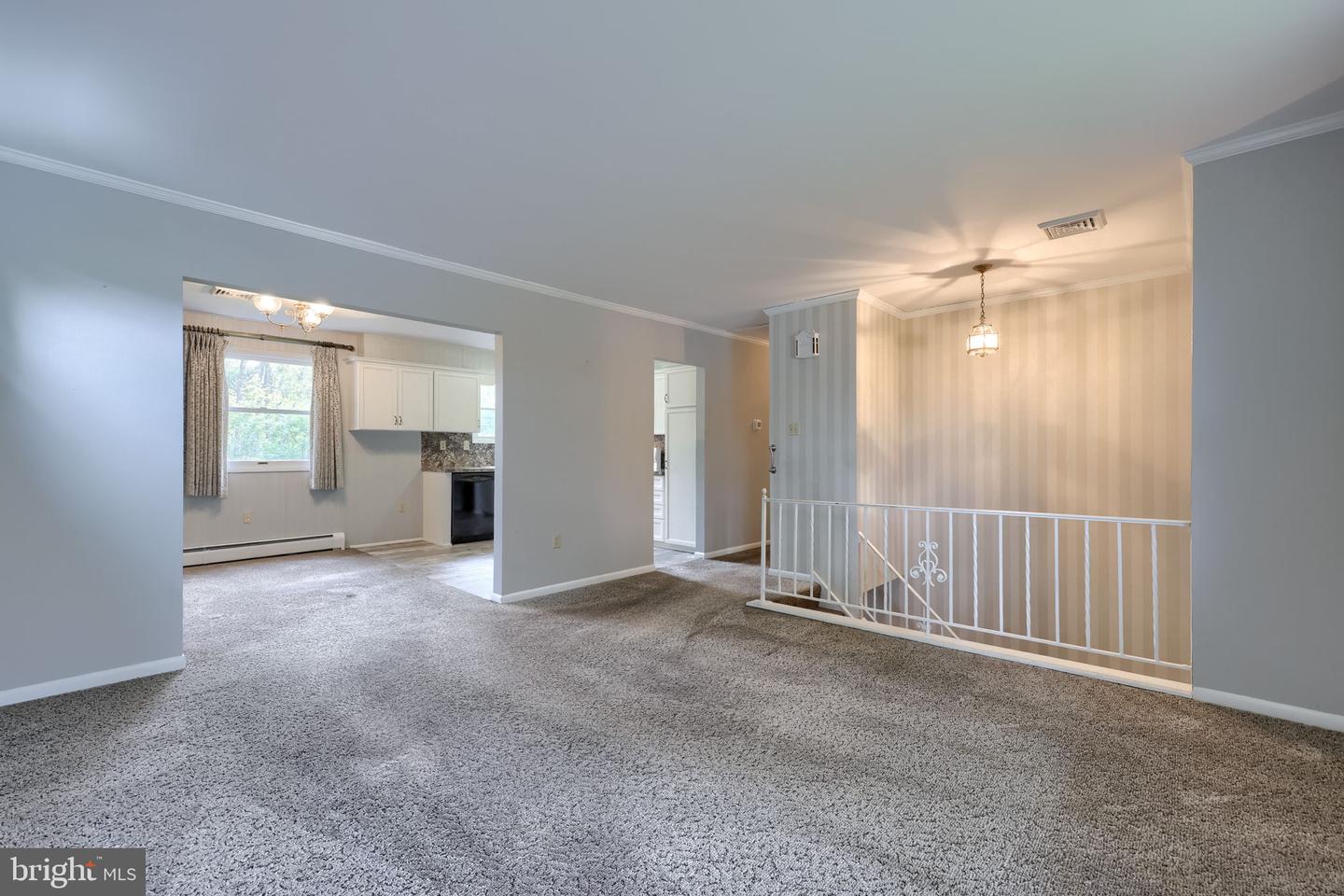 1376 Woodcrest Dr Property Photo 9
