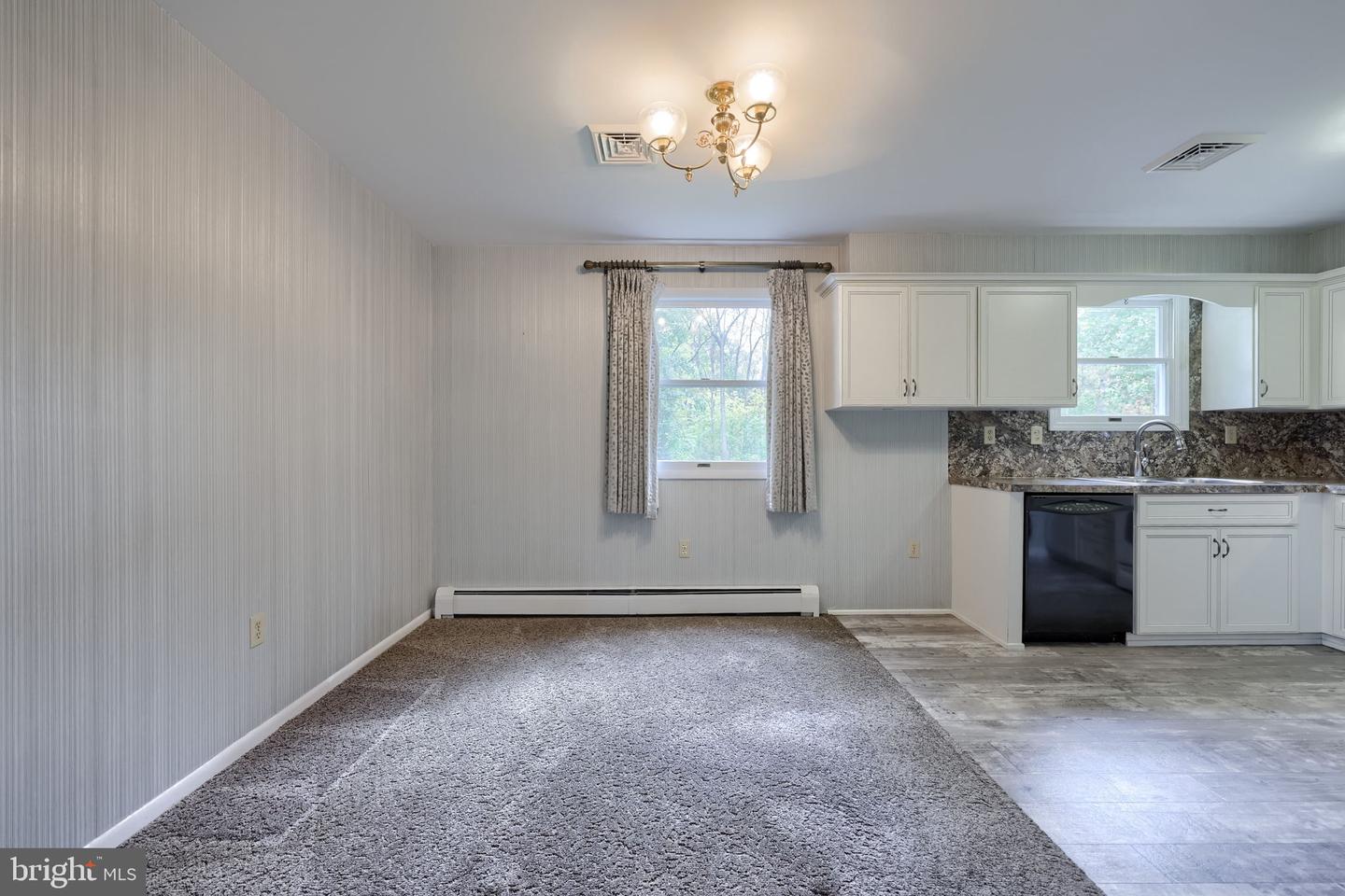 1376 Woodcrest Dr Property Photo 10