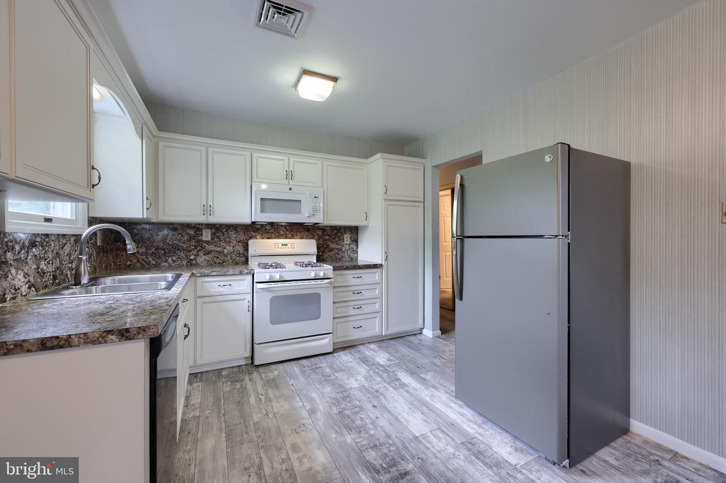 1376 Woodcrest Dr Property Photo 14