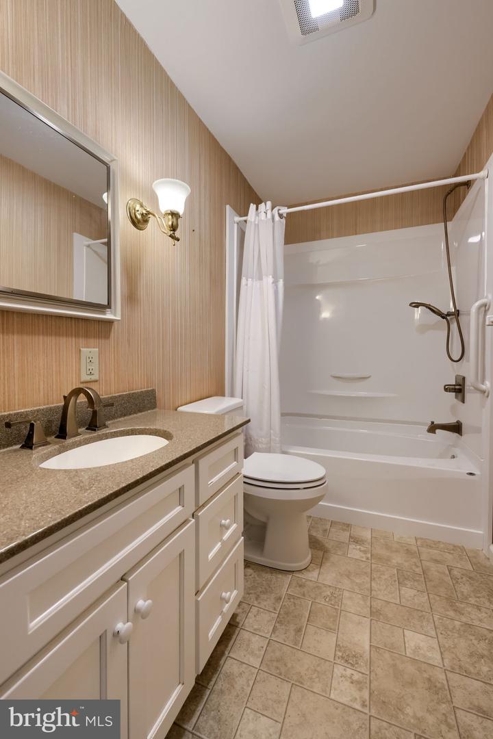 1376 Woodcrest Dr Property Photo 15
