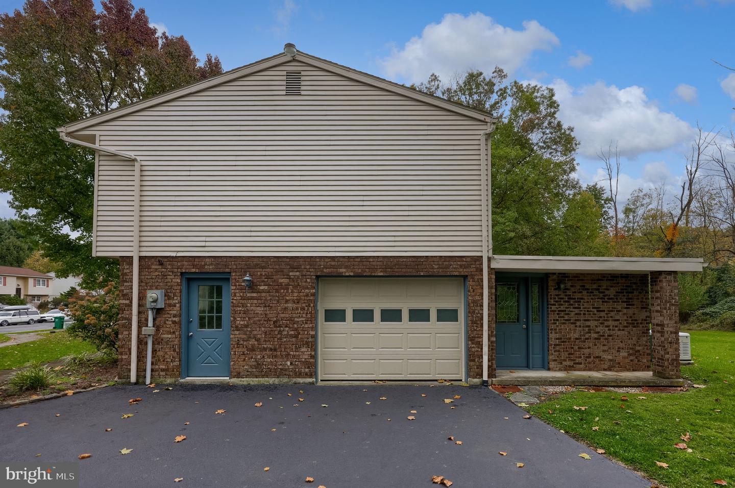 1376 Woodcrest Dr Property Photo 25