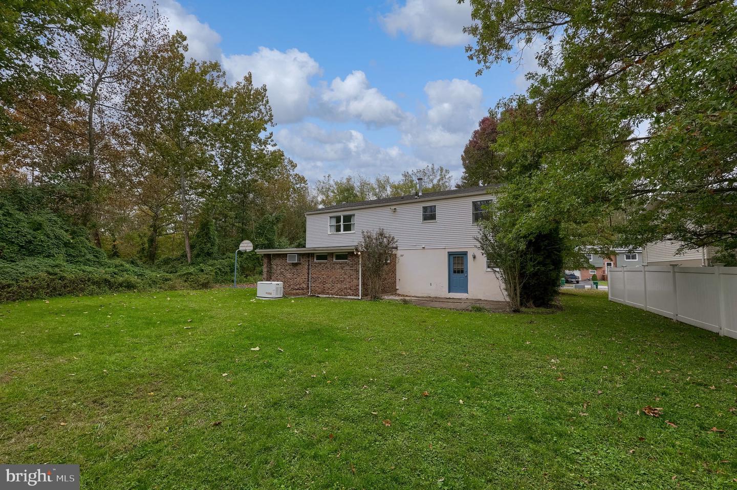 1376 Woodcrest Dr Property Photo 26