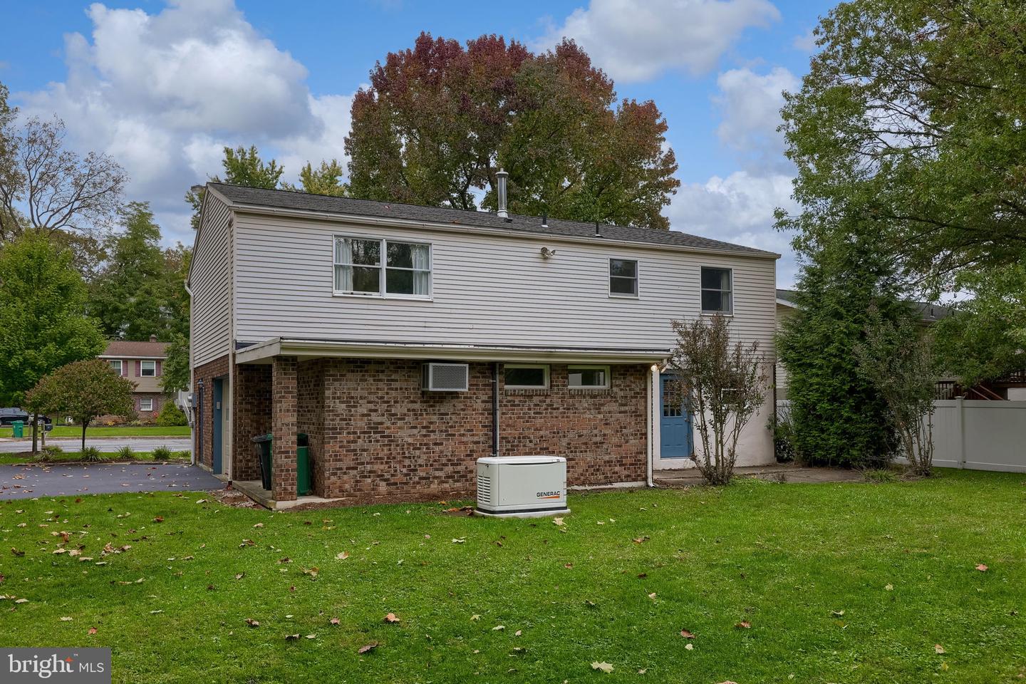 1376 Woodcrest Dr Property Photo 27