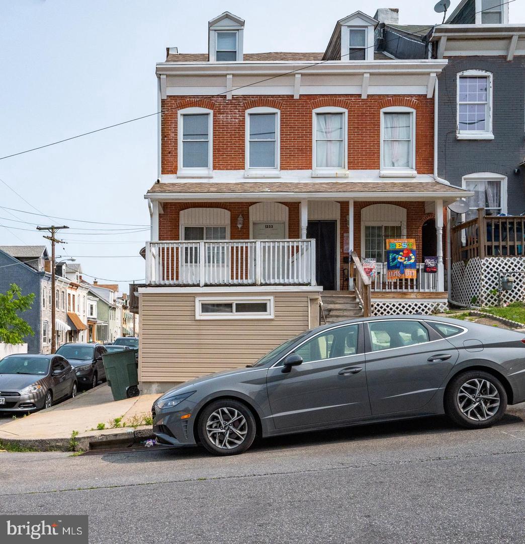 1233 GREEN ST Property Photo 1