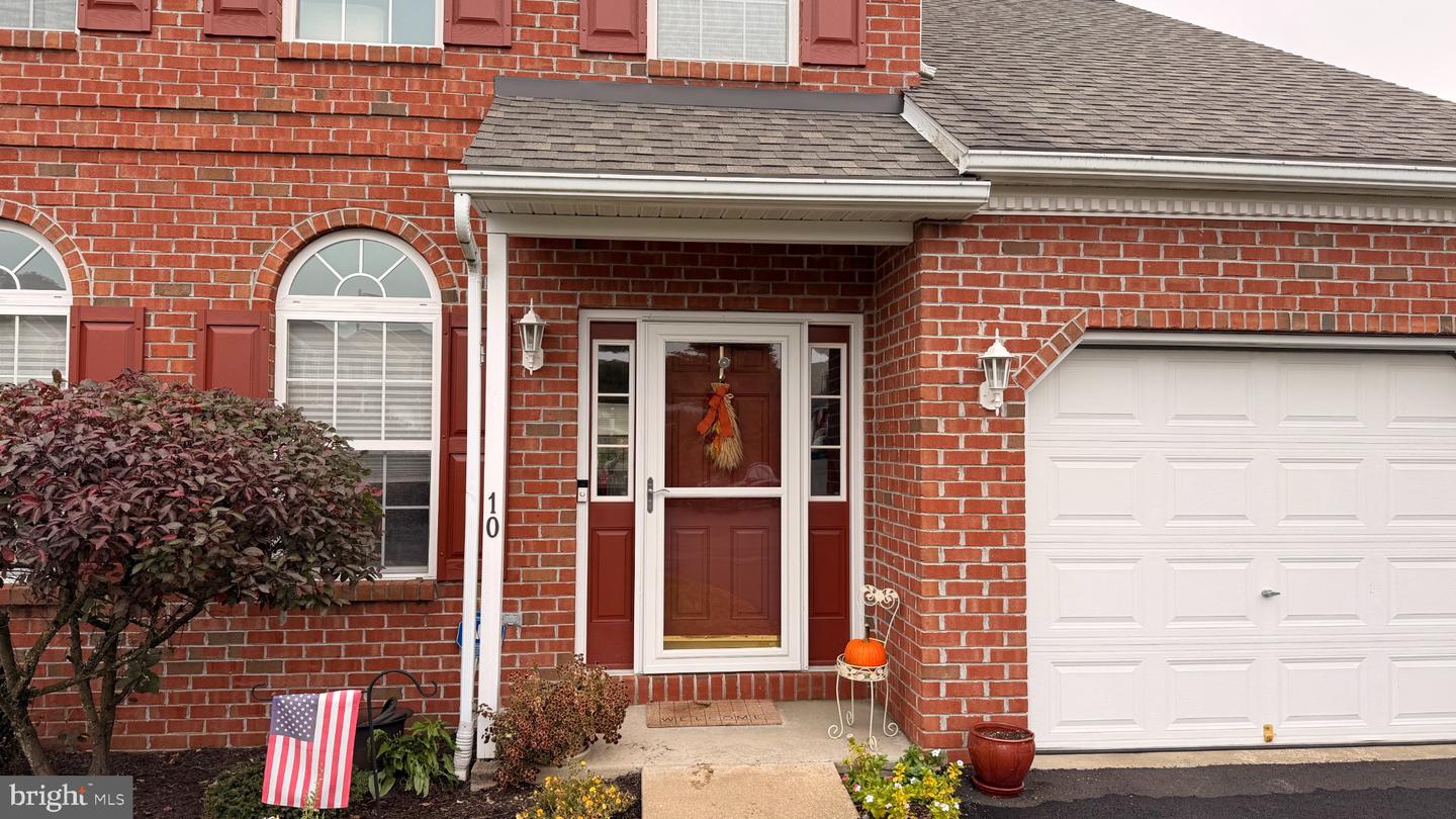 10 Fallowfield Cir Property Photo 2