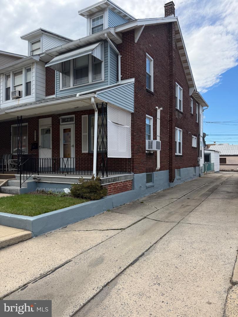 1548 Moss St Property Photo 1