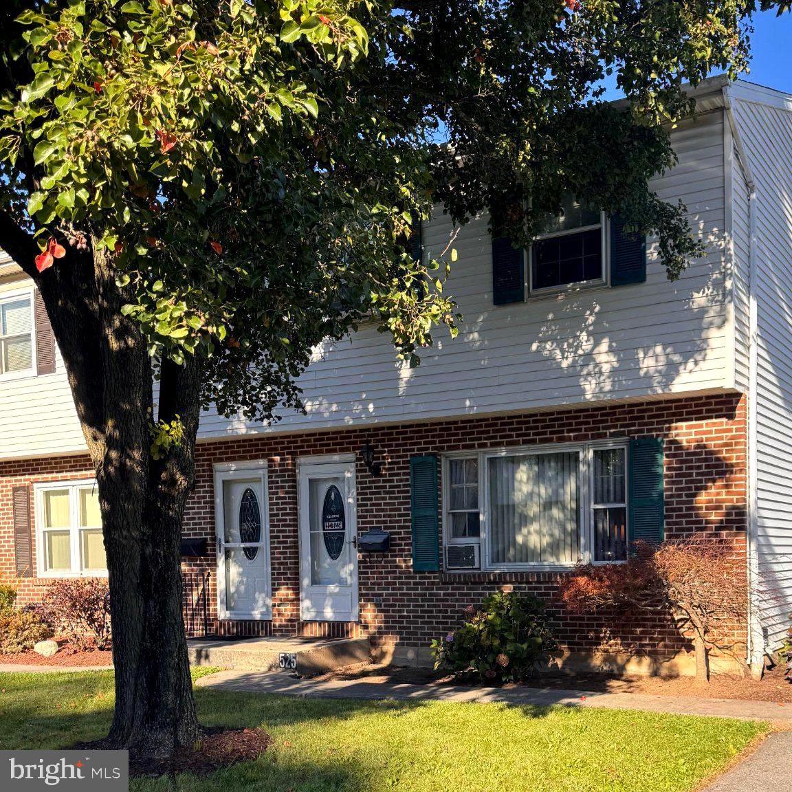 525 E Linden St Property Photo 1