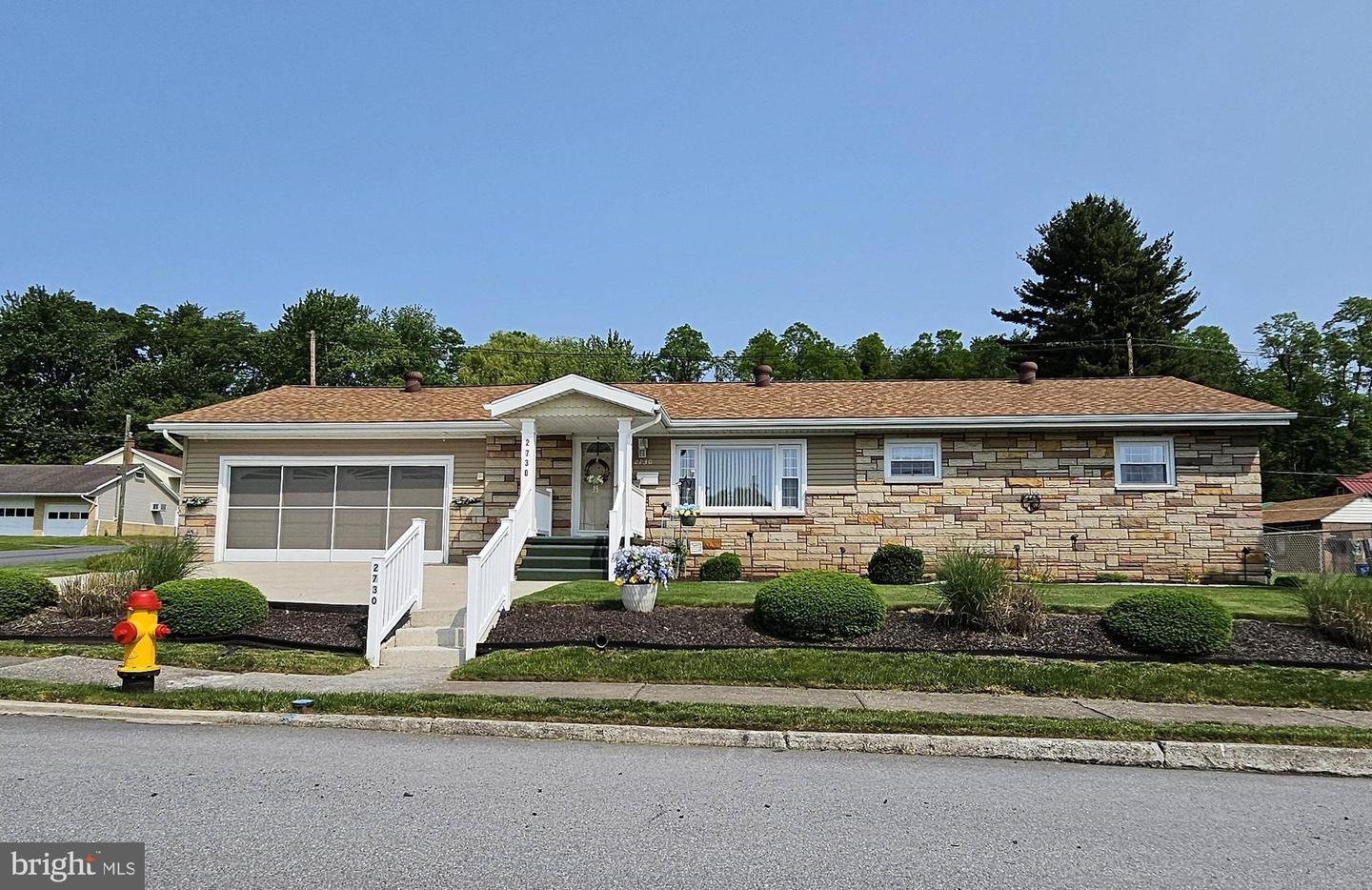 2730 Pine Ave Property Photo 1