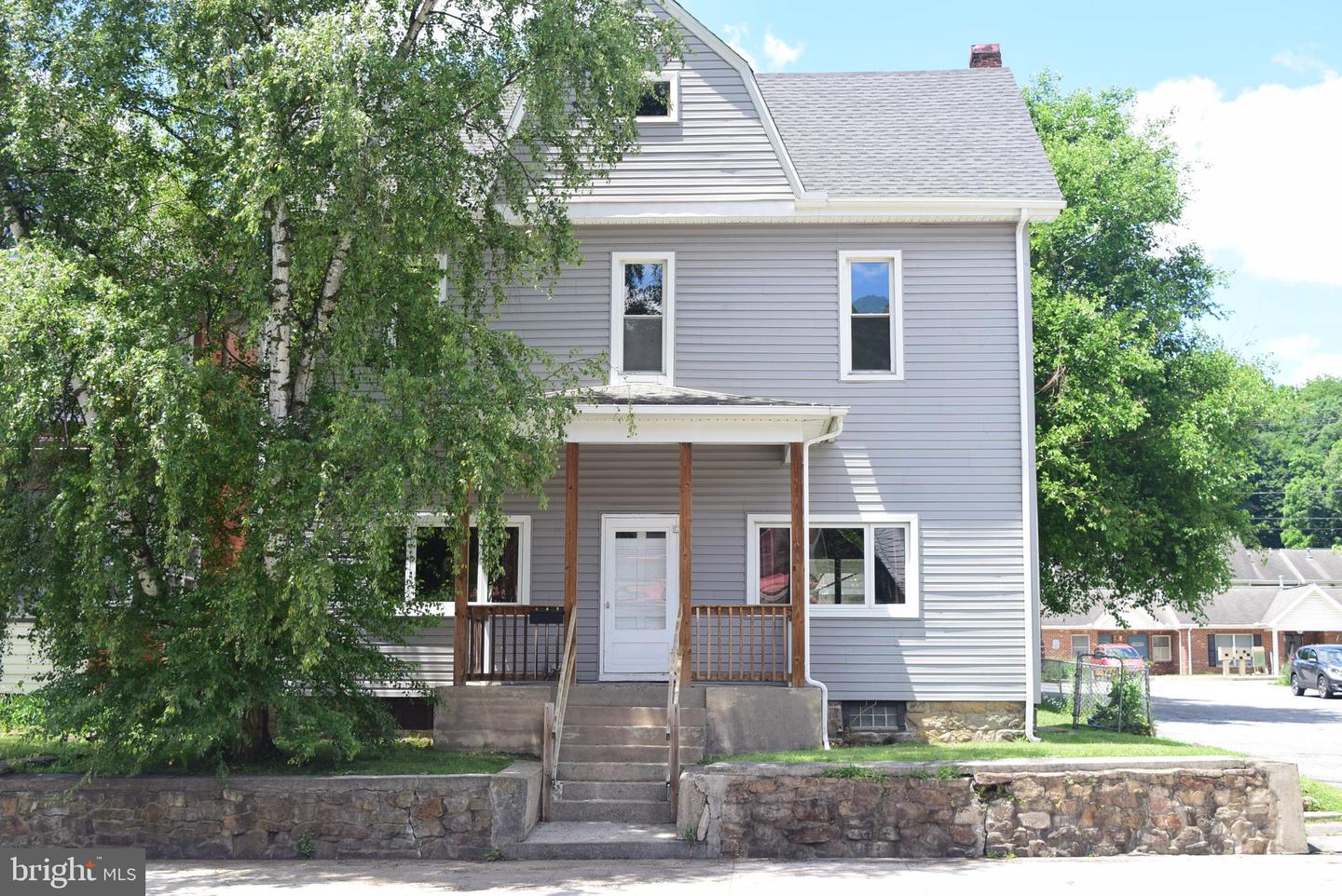1355 Logan Ave Property Photo 2
