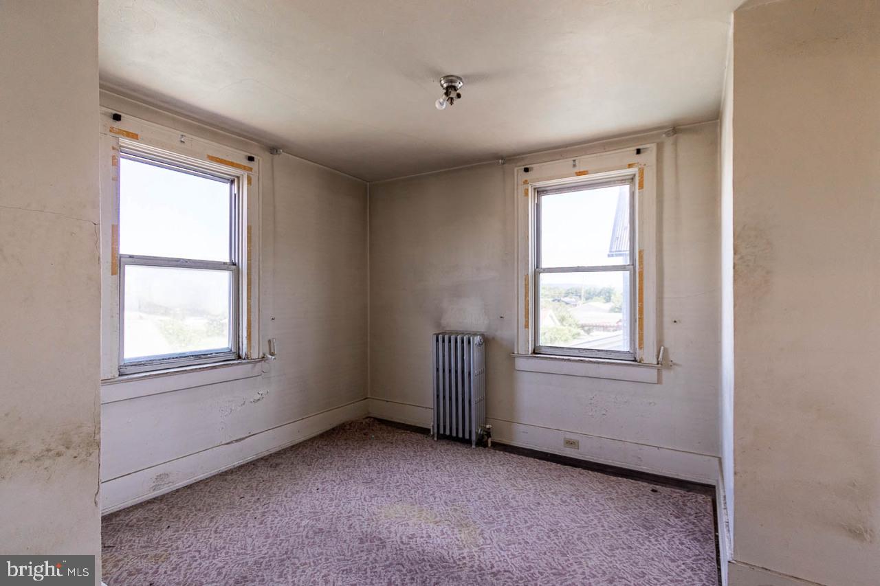 706 5th St E Property Photo 12