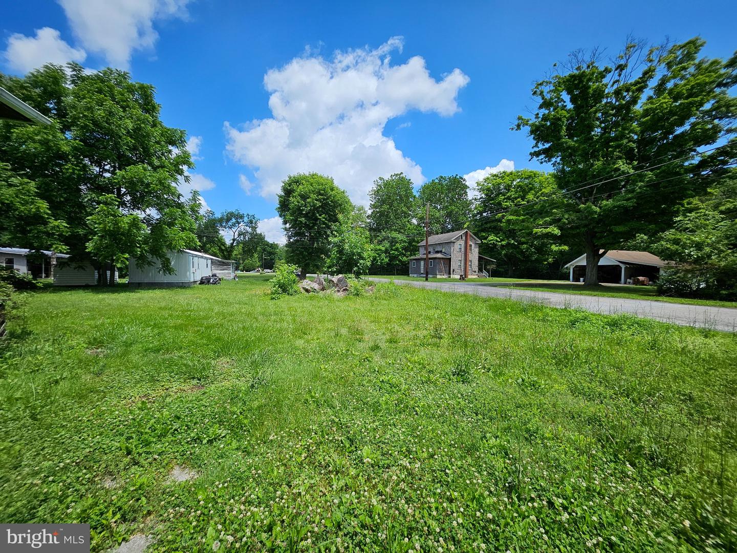 2057 Everett Rd Property Photo 3