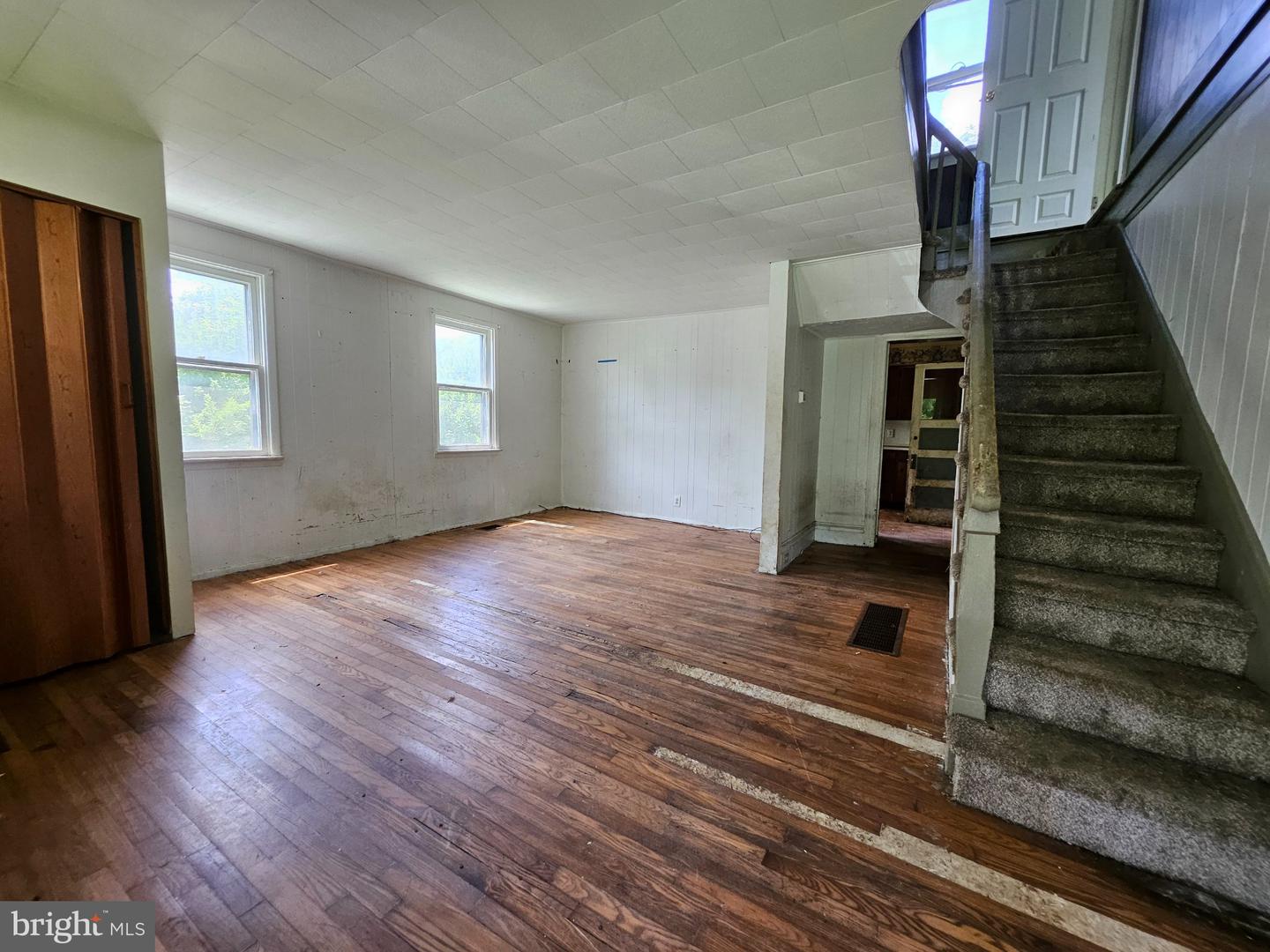 2057 Everett Rd Property Photo 4