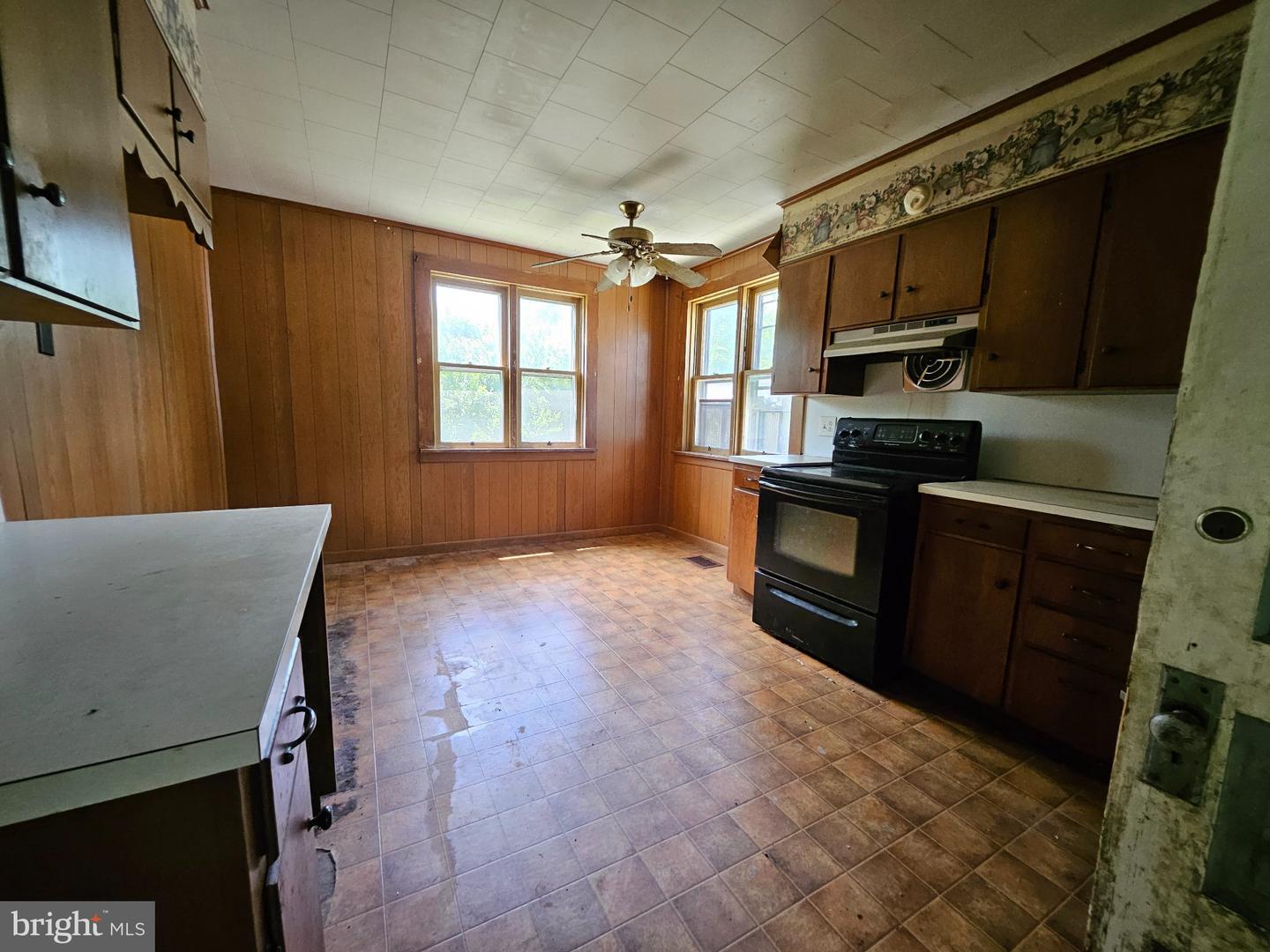 2057 Everett Rd Property Photo 5