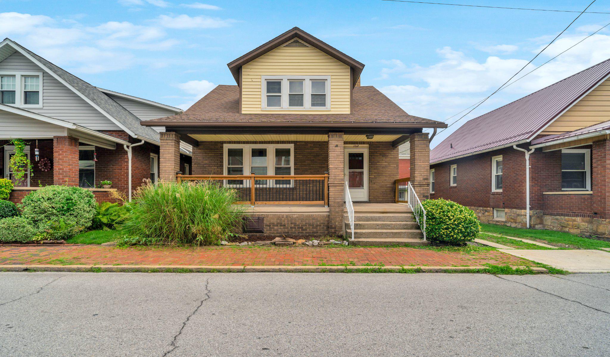 102 9TH ST Property Photo 1