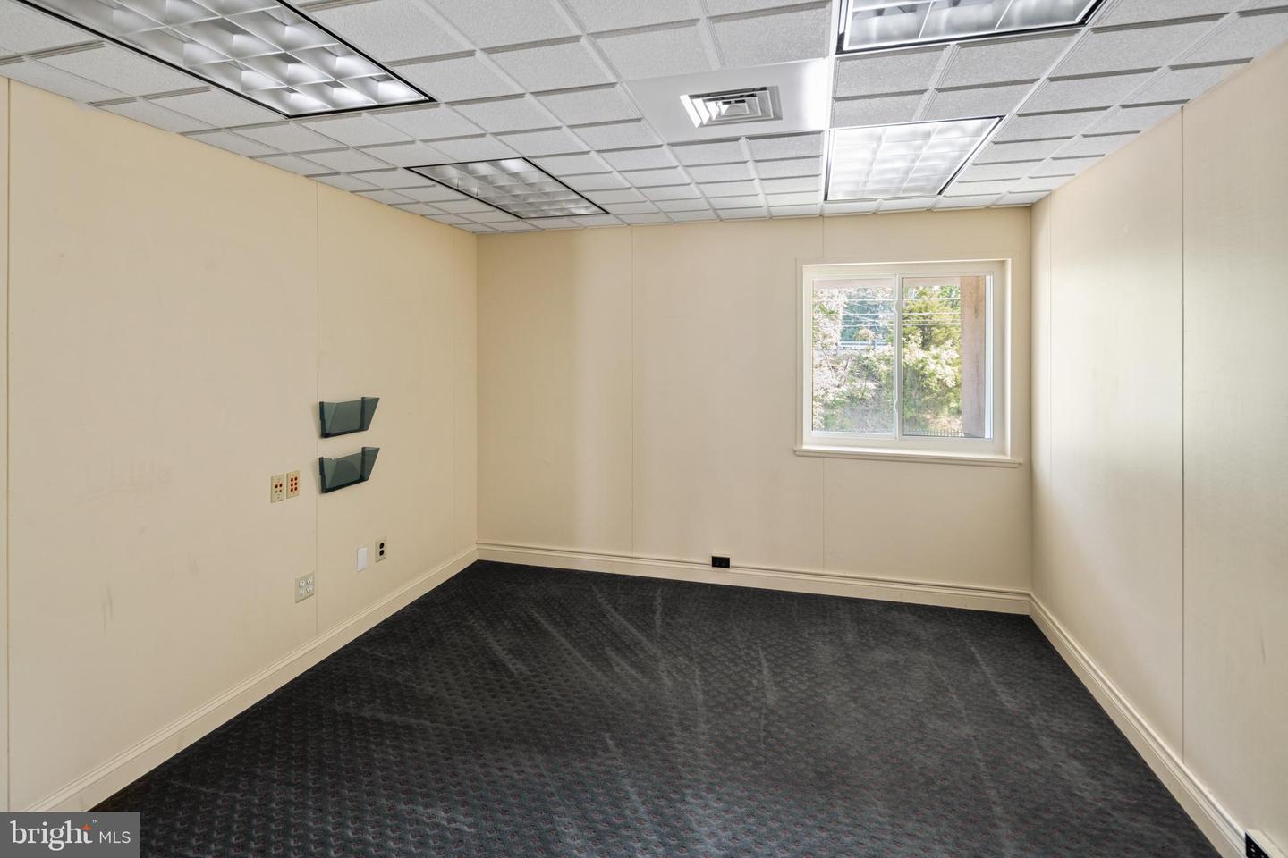 4095 Ferry Rd Property Photo 5
