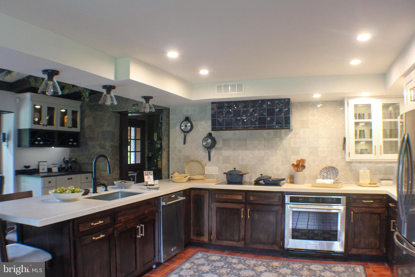 636 Almshouse Rd Property Photo 4