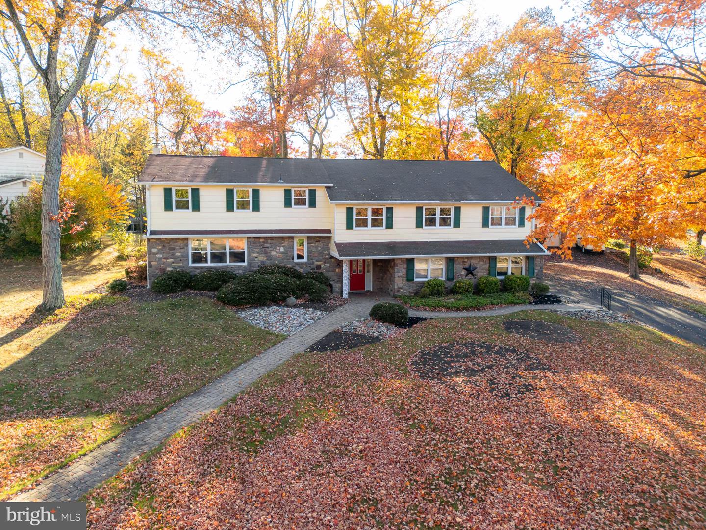 1261 University Dr Property Photo 2