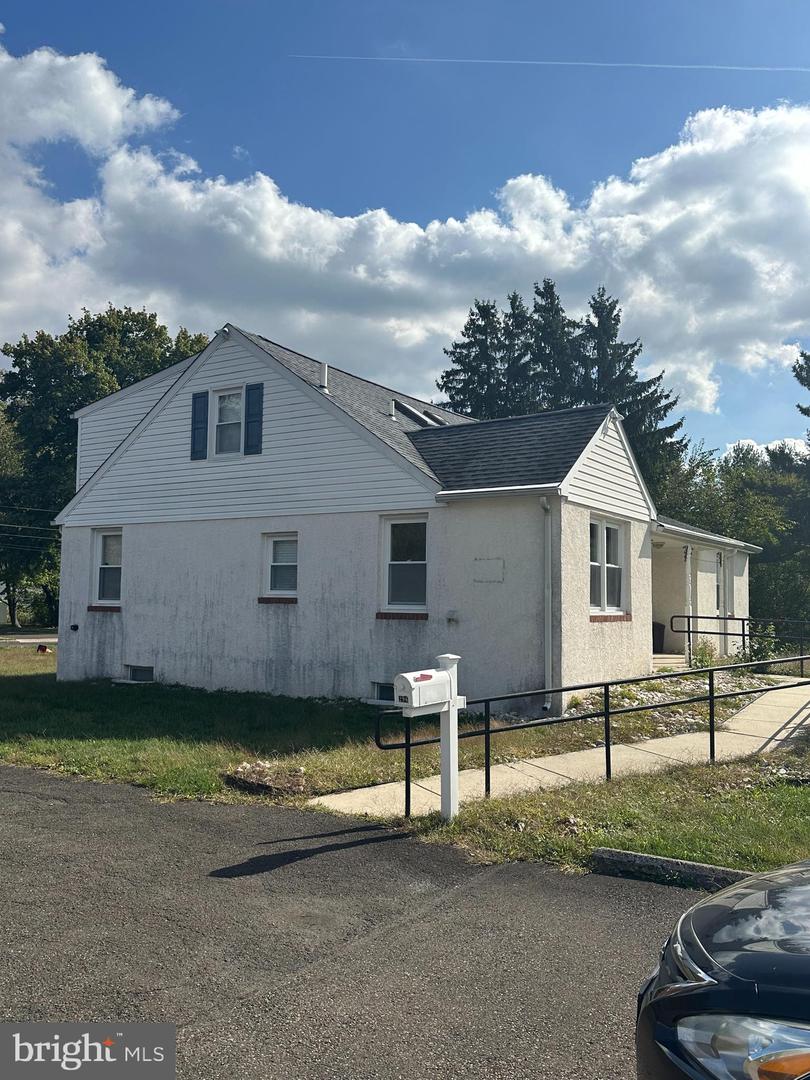 296 Evergreen Ave Property Photo 3
