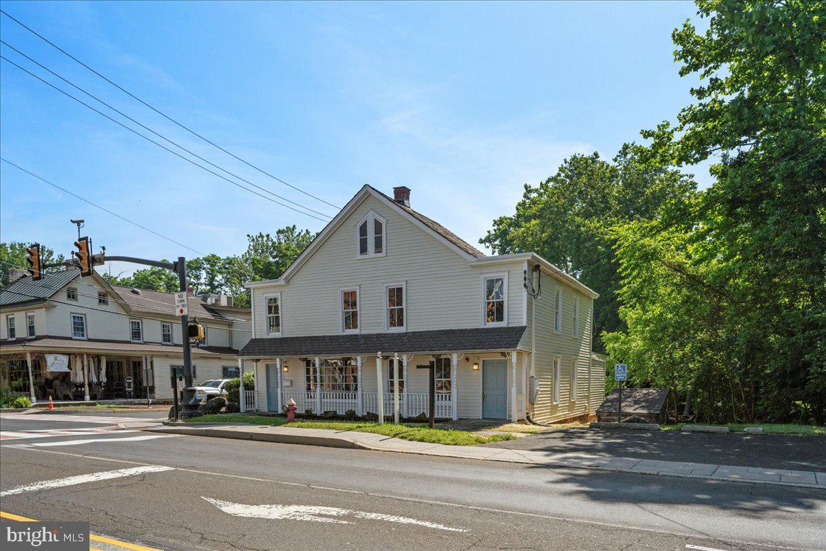 159 N Sycamore St Property Photo 4