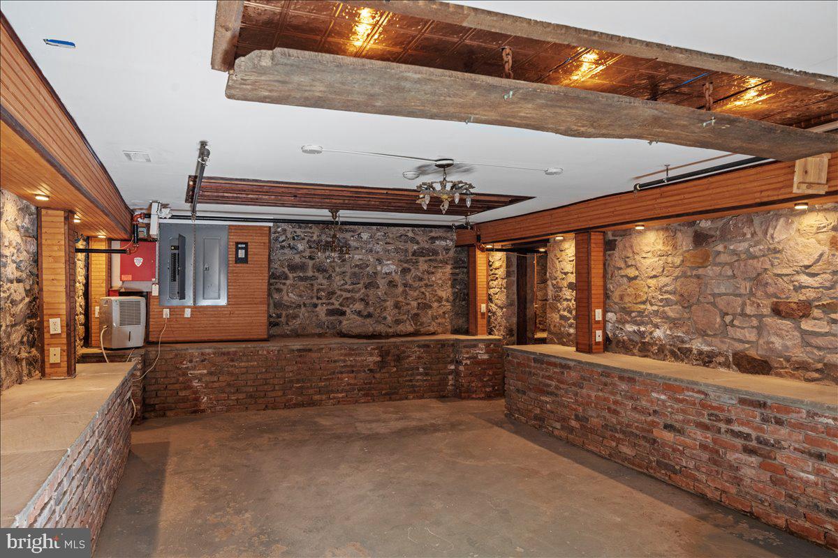 159 N Sycamore St Property Photo 24