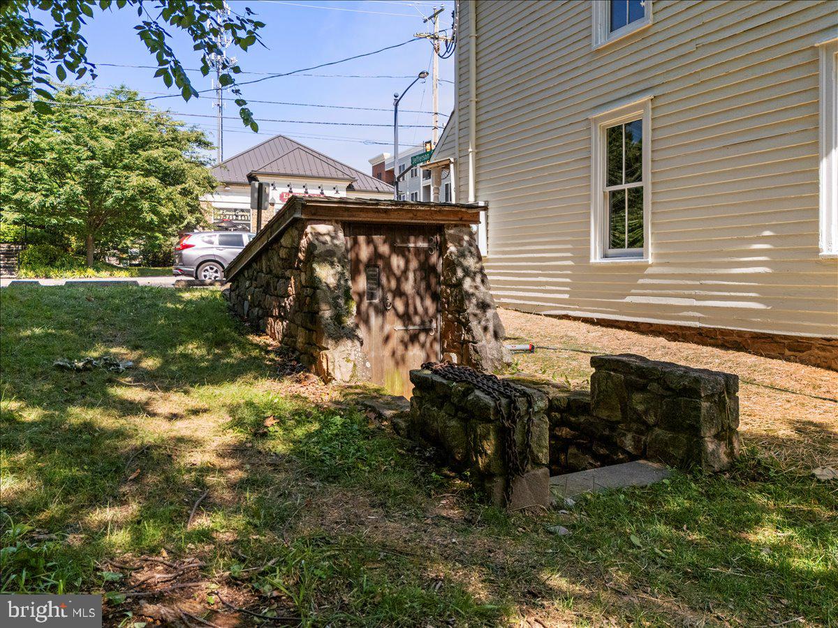 159 N Sycamore St Property Photo 32