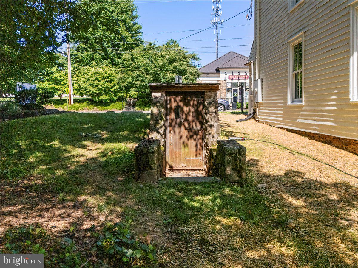 159 N Sycamore St Property Photo 33