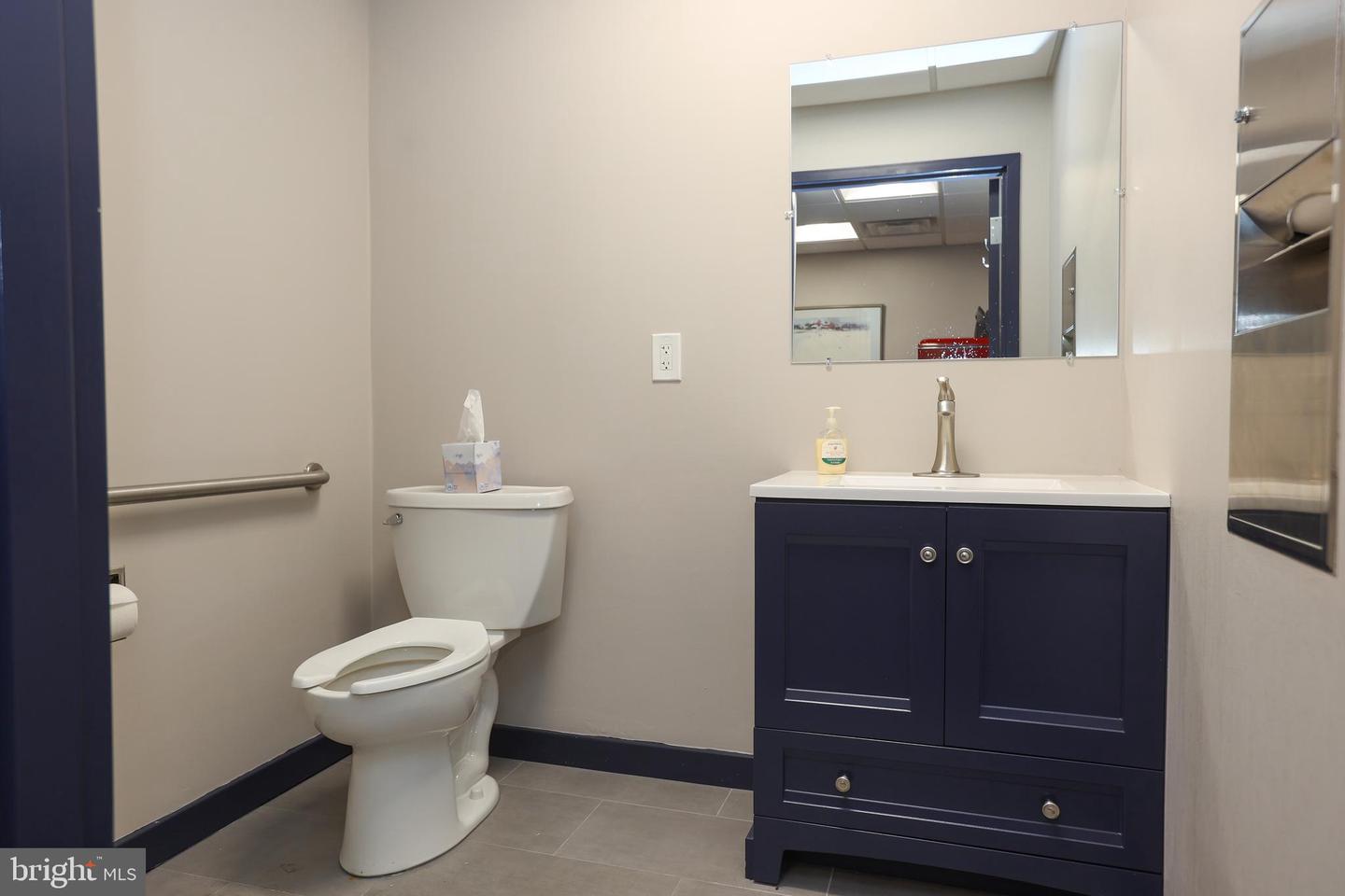 200 Highpoint Dr #213 Property Photo 11