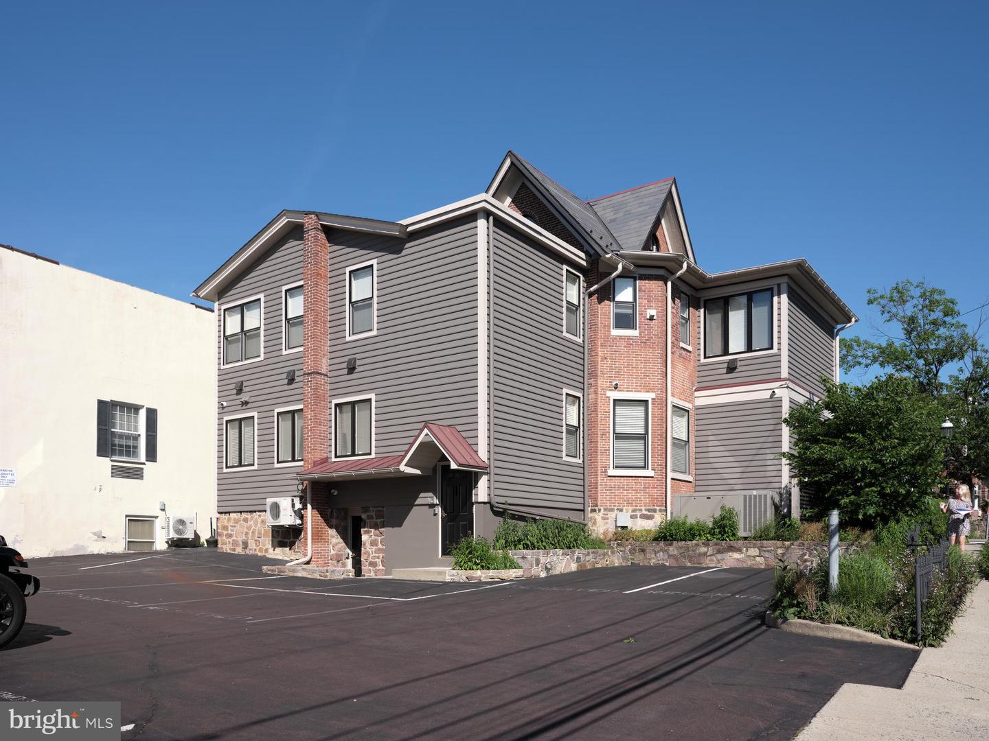 67 W Court St Property Photo 4